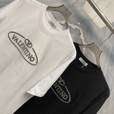 意式美学的字母诗行在时尚的宏大叙事中,真正的高级感往往不在于浮夸的炫耀,而在于对独特美学的坚持与对稀缺性 意式美学的字母诗行在时尚的宏大叙事中,真正的高级感往往不在于浮夸的炫耀,而在于对独特美学的坚持与对稀缺性