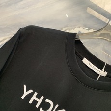 棉纱上的反向哲思在时尚的宏大叙事中,真正的高级感往往不在于对称的规整与重复的喧嚣,而在于对常规的巧妙颠覆 棉纱上的反向哲思在时尚的宏大叙事中,真正的高级感往往不在于对称的规整与重复的喧嚣,而在于对常规的巧妙颠覆