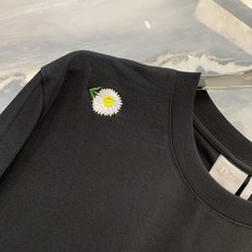 花开并蒂CD刺绣花卉情侣短袖在时尚的世界里,情侣装往往容易陷入“复制粘贴”的俗套,或是流于表面的符号堆砌 花开并蒂CD刺绣花卉情侣短袖在时尚的世界里,情侣装往往容易陷入“复制粘贴”的俗套,或是流于表面的符号堆砌