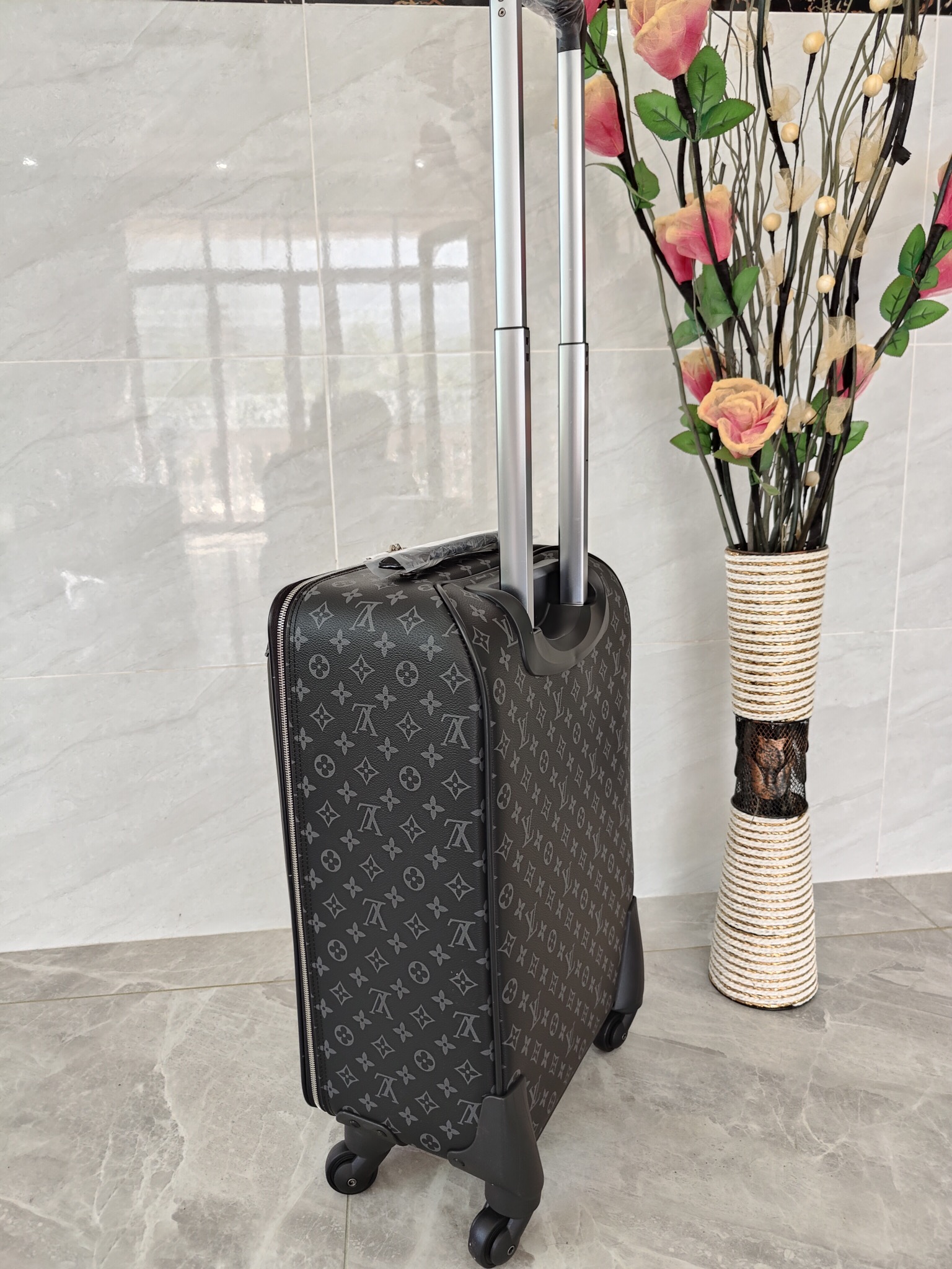 [Trolley Cases]The new model is on the market. The size is 20 inches. It can b