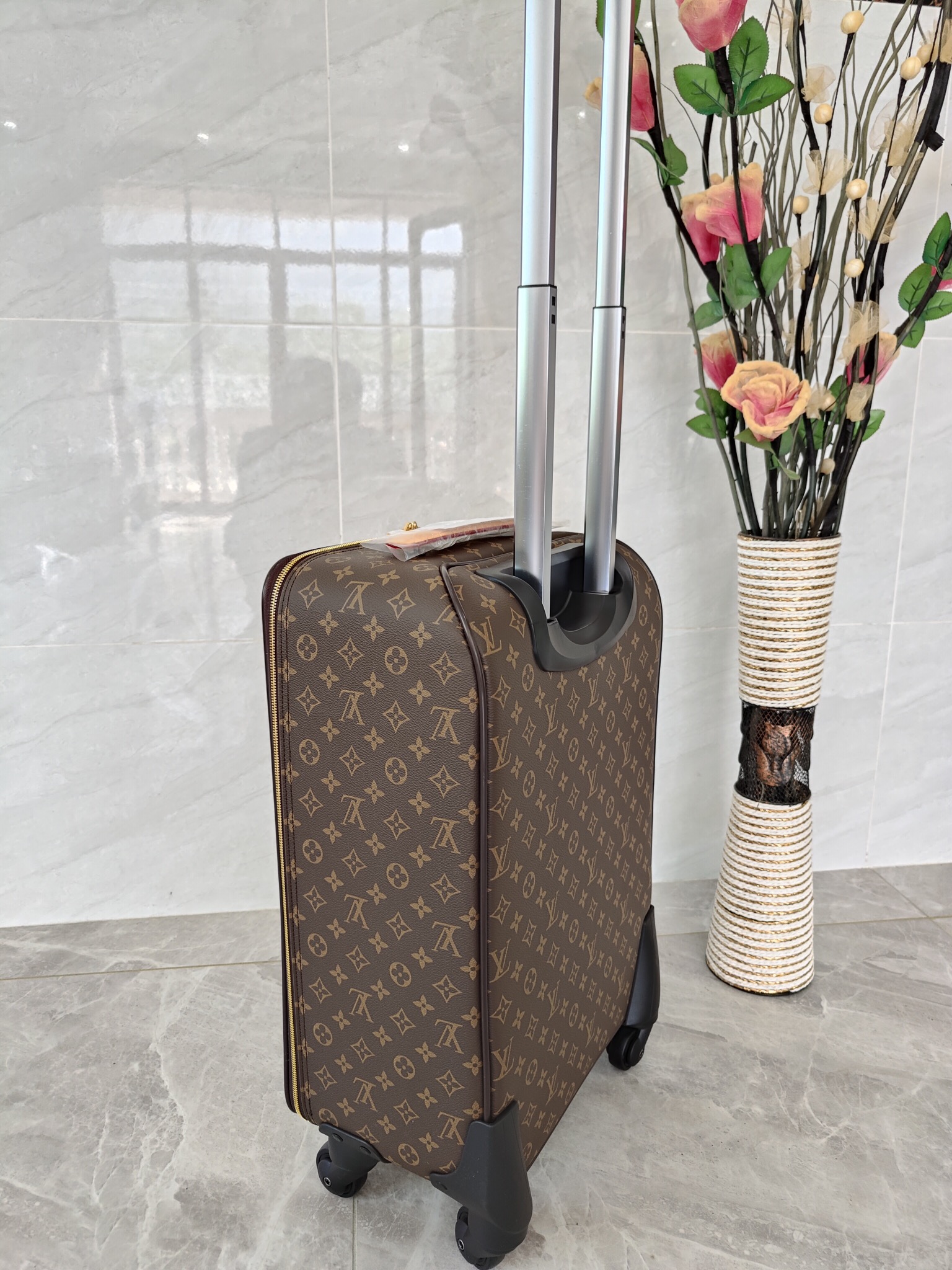 [Trolley Cases]The new model is on the market. The size is 20 inches. It can b