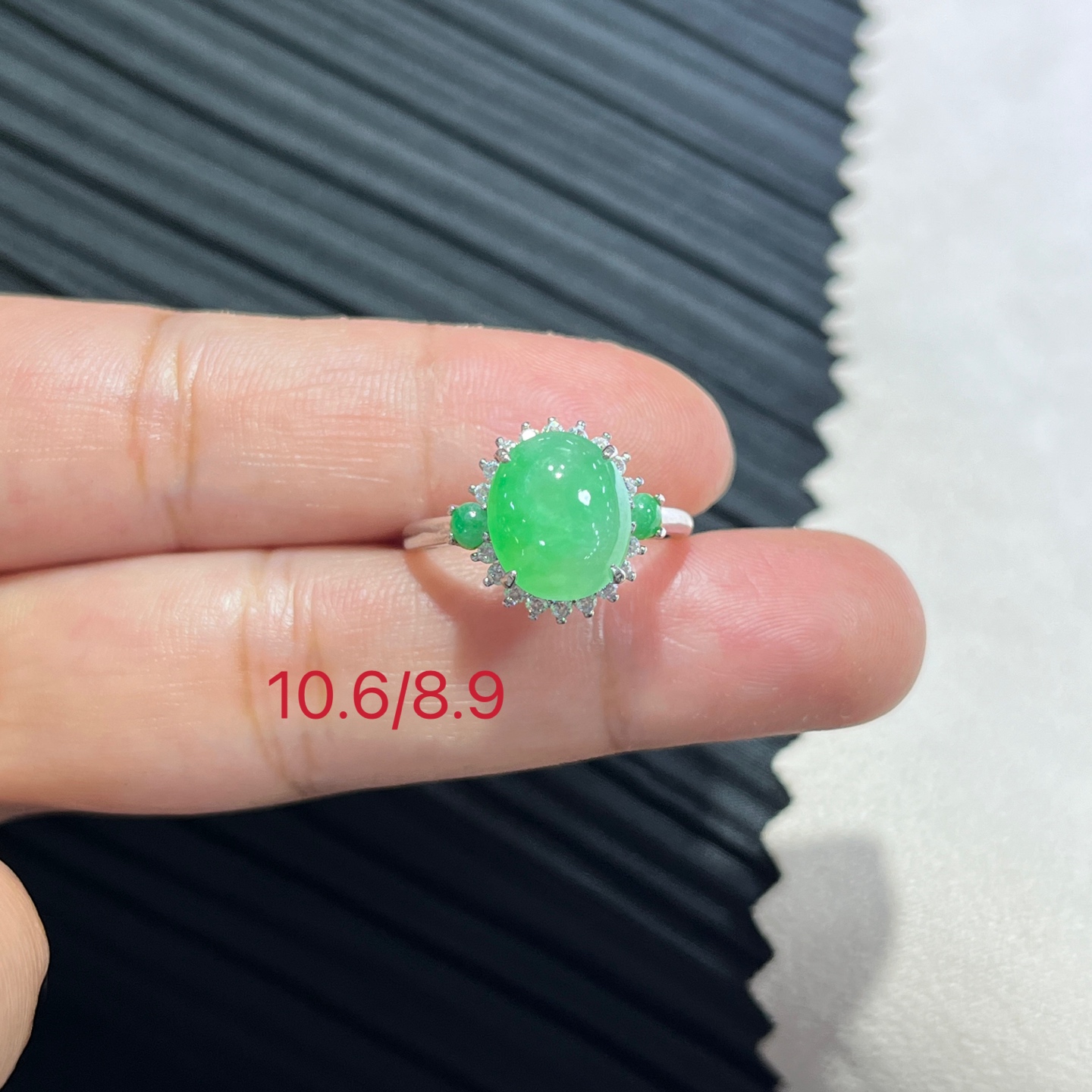 缅甸翡翠银镶果绿戒指