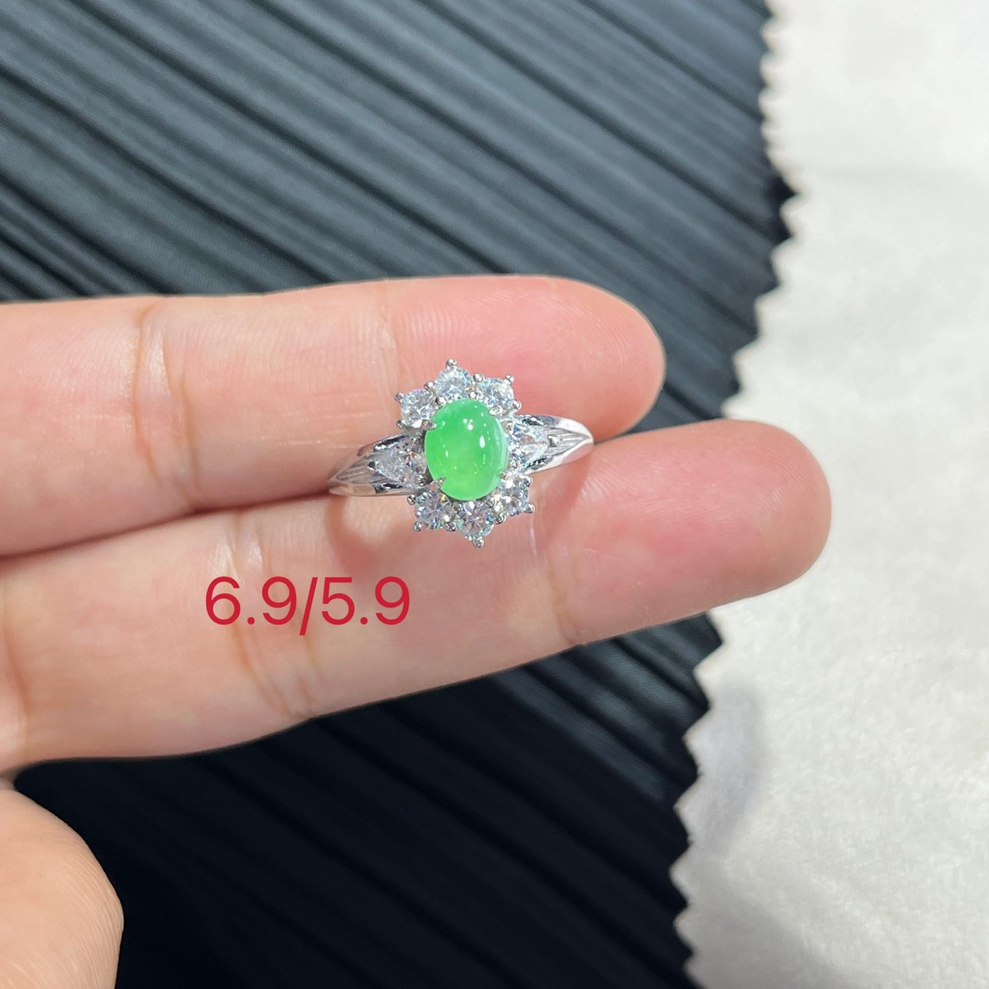 缅甸翡翠银镶果绿戒指