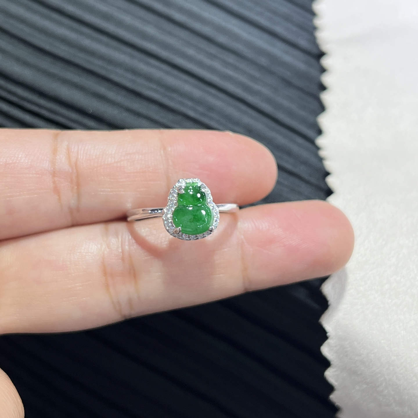 Myanmar Jade Silver-Set Green Gourd Ring 2
