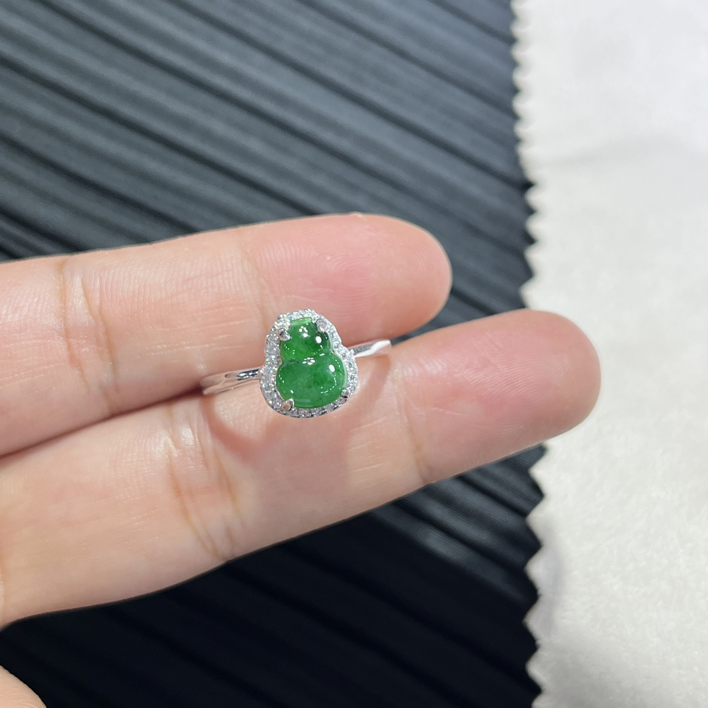 Myanmar Jade Silver-Set Green Gourd Ring 4
