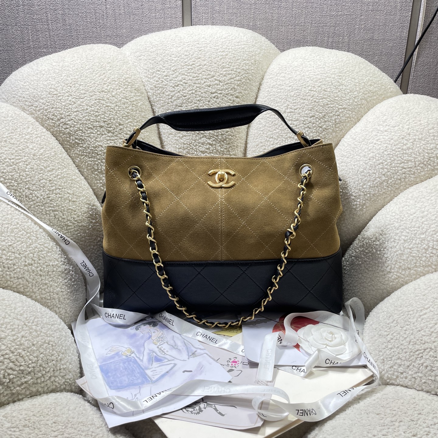Chanel 25A Bolso Hobo de Gamuza con Diseño de Diamante y Detalles de Cadena