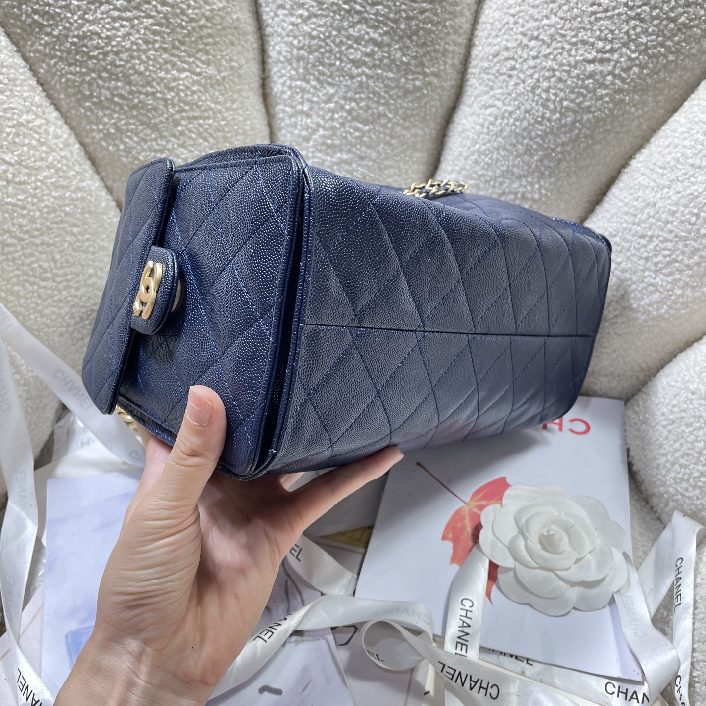 Chanel 25c Spring Show Shopping Bag with Sand-Skin Material, Multiple Pockets - 图片 3