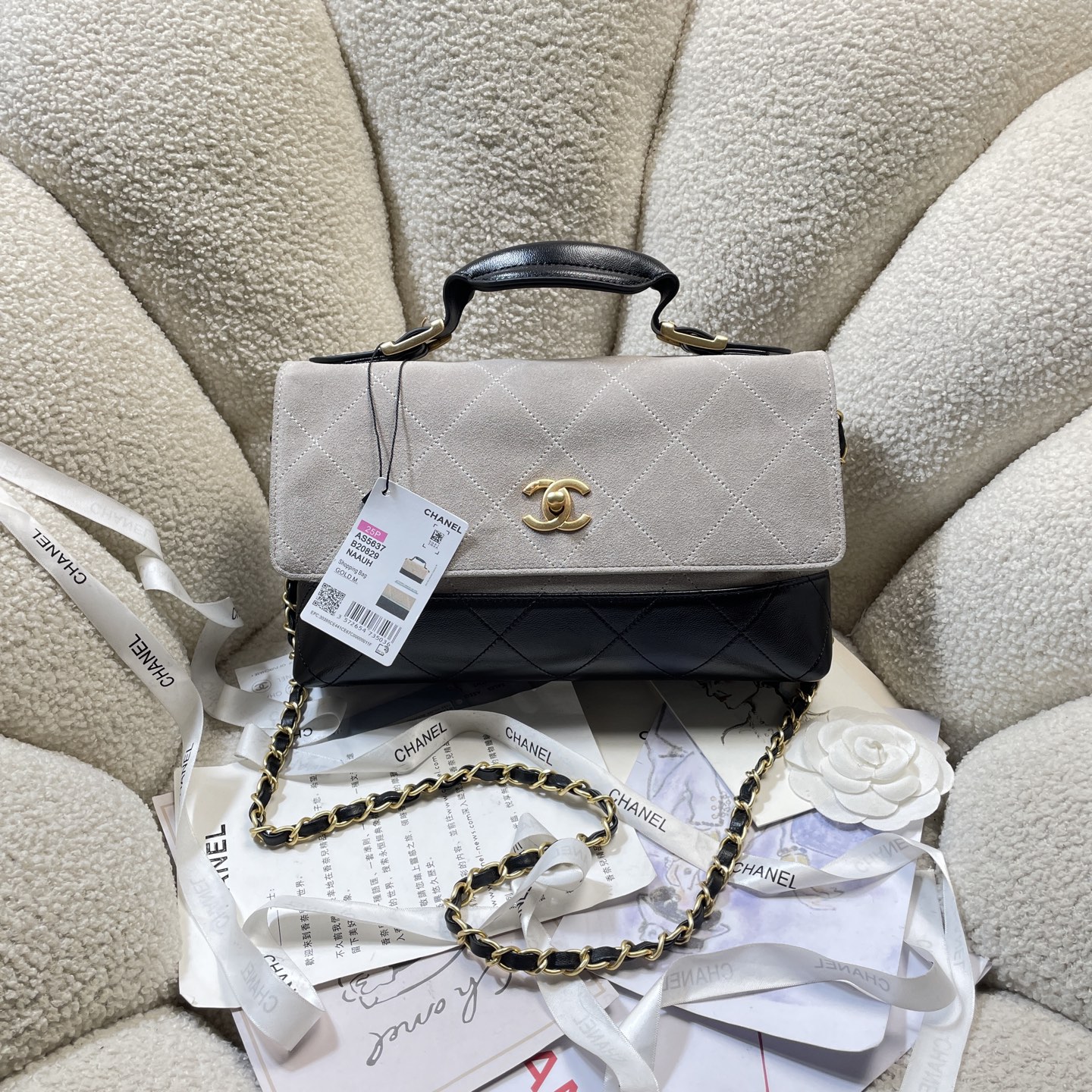 𝐂𝐡𝐚𝐧𝐞𝐥 𝟐𝟓𝐀Bolso de gamuza hecho a mano de alta gama ahora en stock 𝟐𝟓𝐀El foco del show del taller hecho a m…