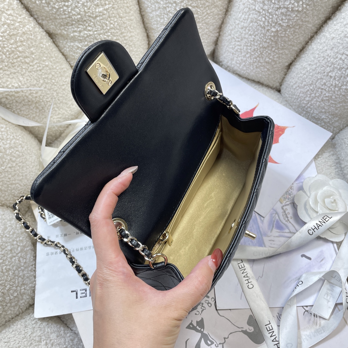 Chanel Style Shoulder Bag style reference detail image 7 from source 776592