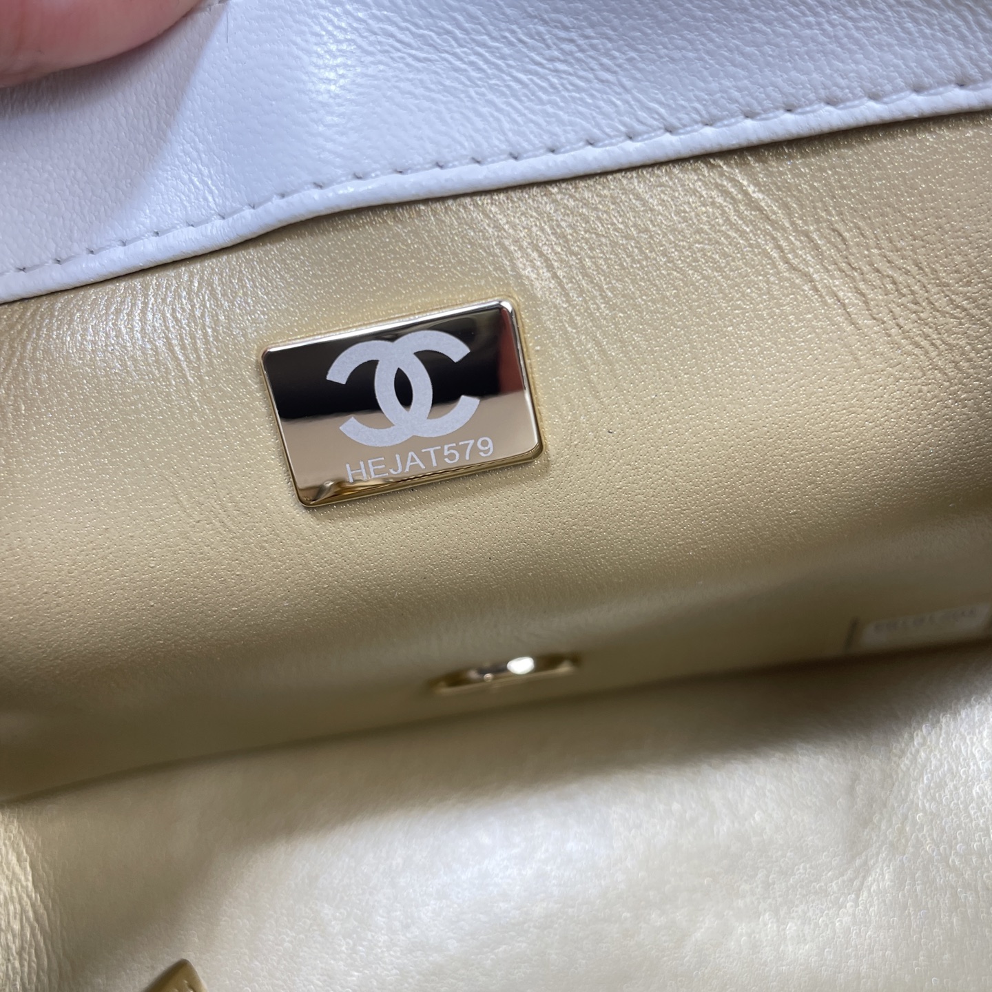 Chanel Style White Shoulder Bag style reference detail image 4 from source 776583