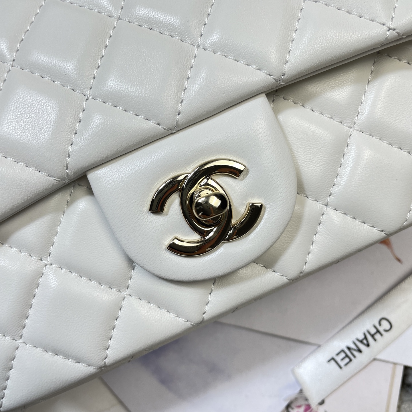 Chanel Style White Shoulder Bag style reference detail image 5 from source 776593