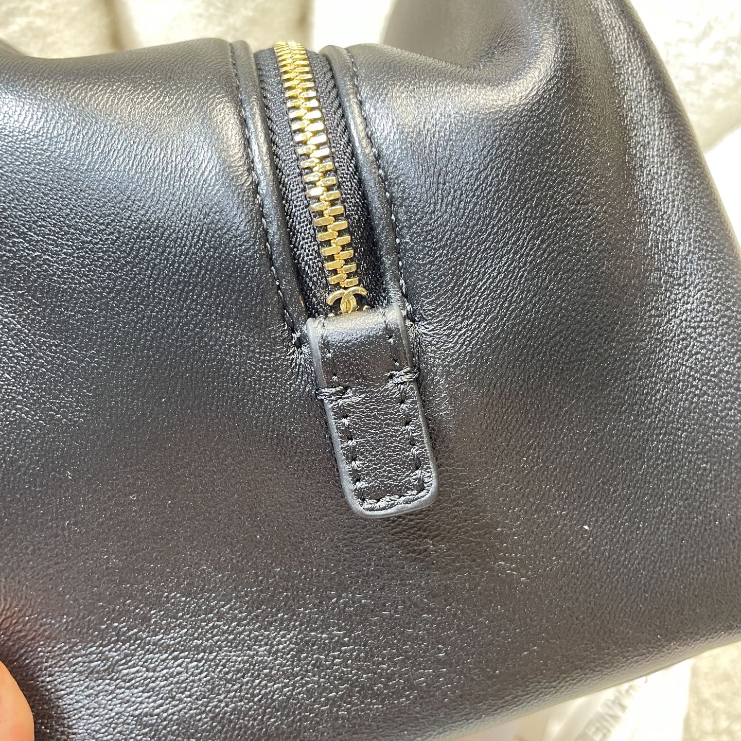 Chanel26A高级手工坊保龄球包有种回归重工系列的即视感,是双Logo设计,很有设计感,整体呈现出一种vintage的复古滤镜 3