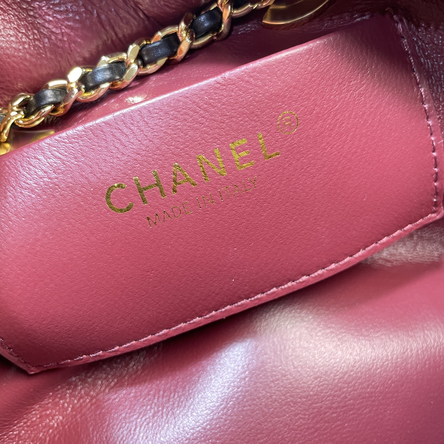 Chanel26A高级手工坊保龄球包有种回归重工系列的即视感,是双Logo设计,很有设计感,整体呈现出一种vintage的复古滤镜 7