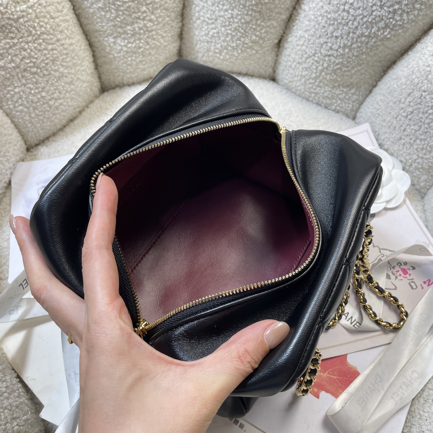 Chanel26A高级手工坊保龄球包有种回归重工系列的即视感,是双Logo设计,很有设计感,整体呈现出一种vintage的复古滤镜 6