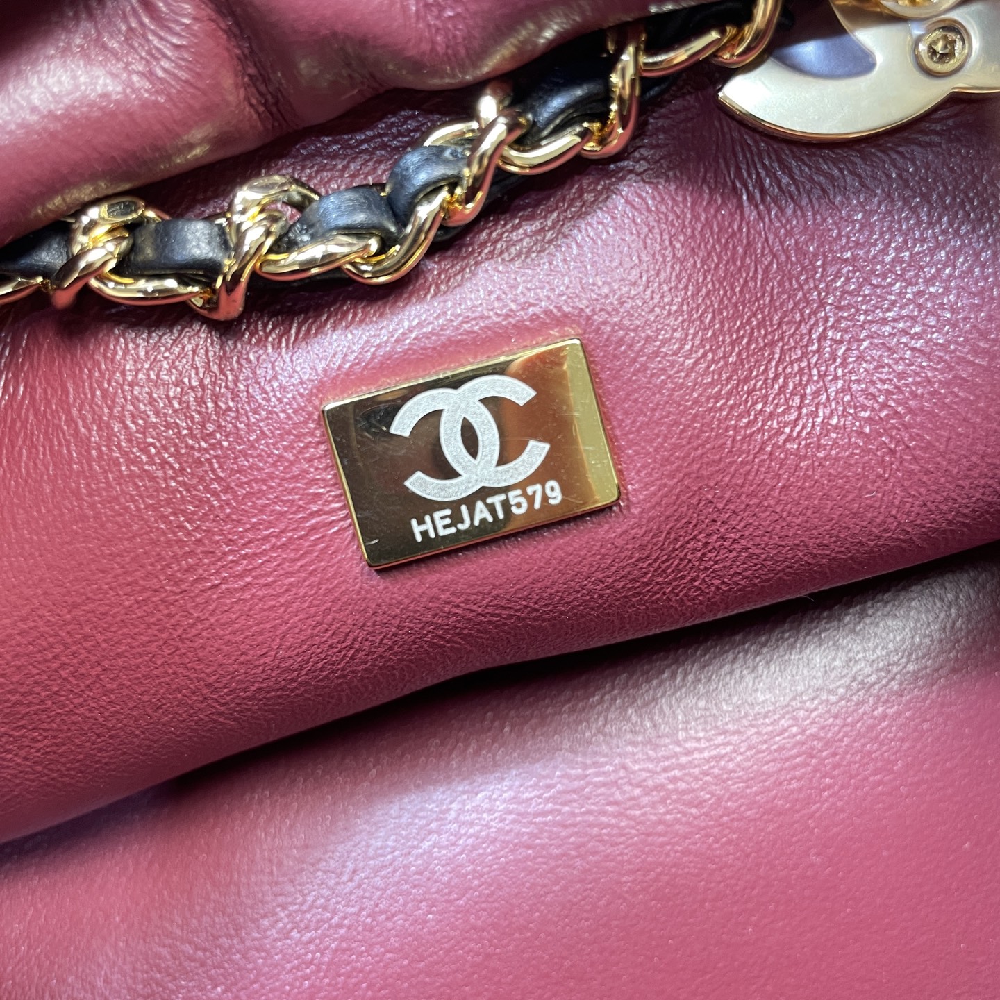 Chanel26A高级手工坊保龄球包有种回归重工系列的即视感,是双Logo设计,很有设计感,整体呈现出一种vintage的复古滤镜 8