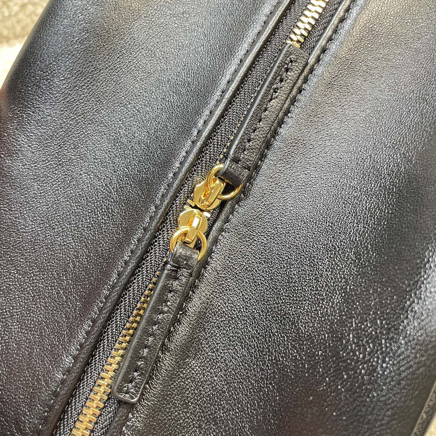 Chanel26A高级手工坊保龄球包有种回归重工系列的即视感,是双Logo设计,很有设计感,整体呈现出一种vintage的复古滤镜 5