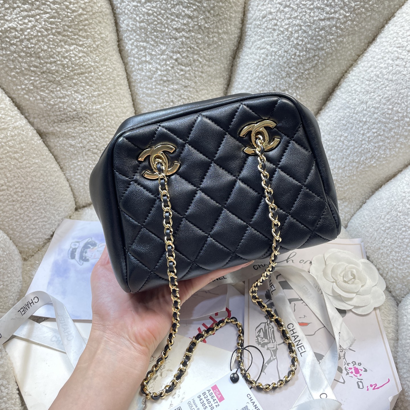 Chanel26A高级手工坊保龄球包有种回归重工系列的即视感,是双Logo设计,很有设计感,整体呈现出一种vintage的复古滤镜 2
