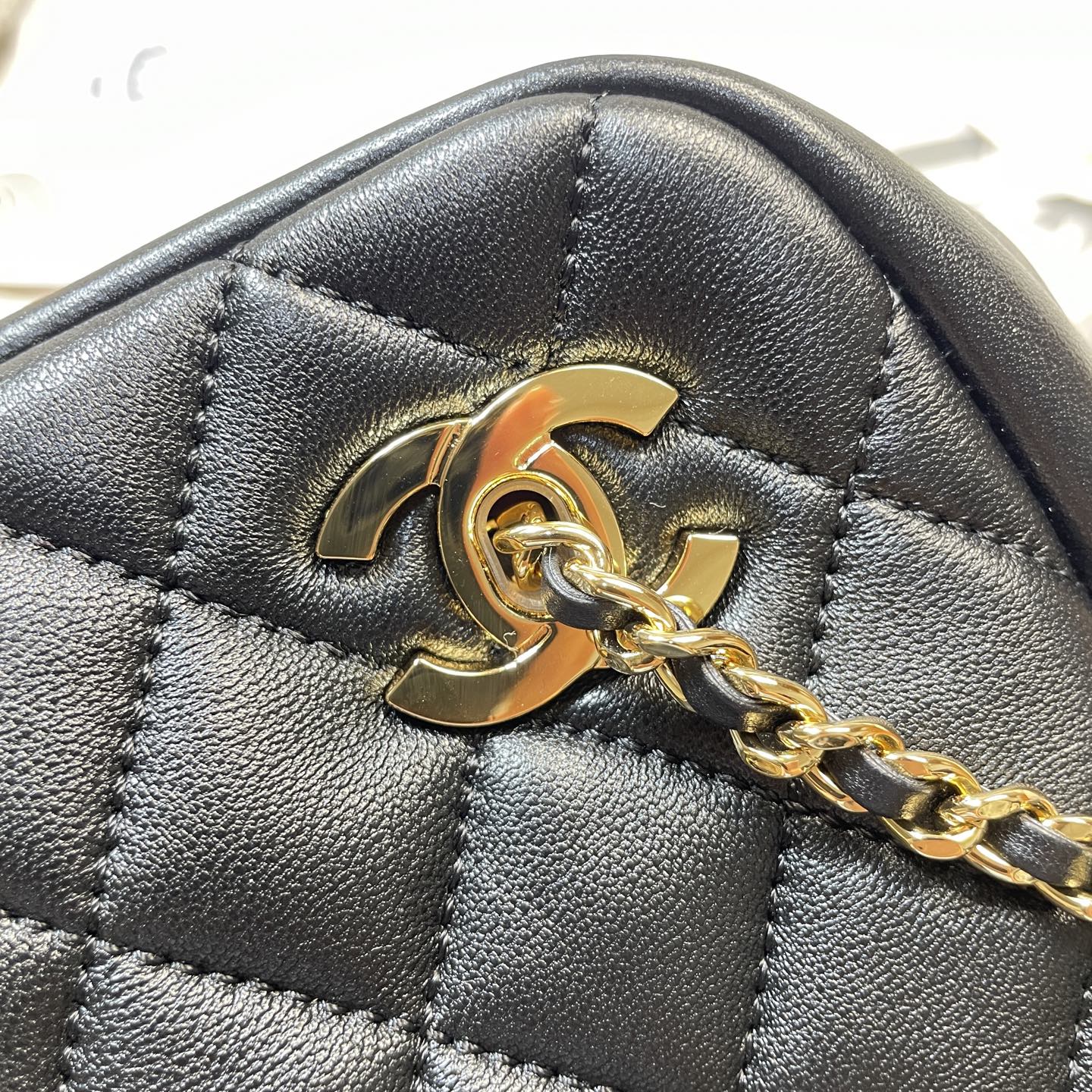 Chanel26A高级手工坊保龄球包有种回归重工系列的即视感,是双Logo设计,很有设计感,整体呈现出一种vintage的复古滤镜 4