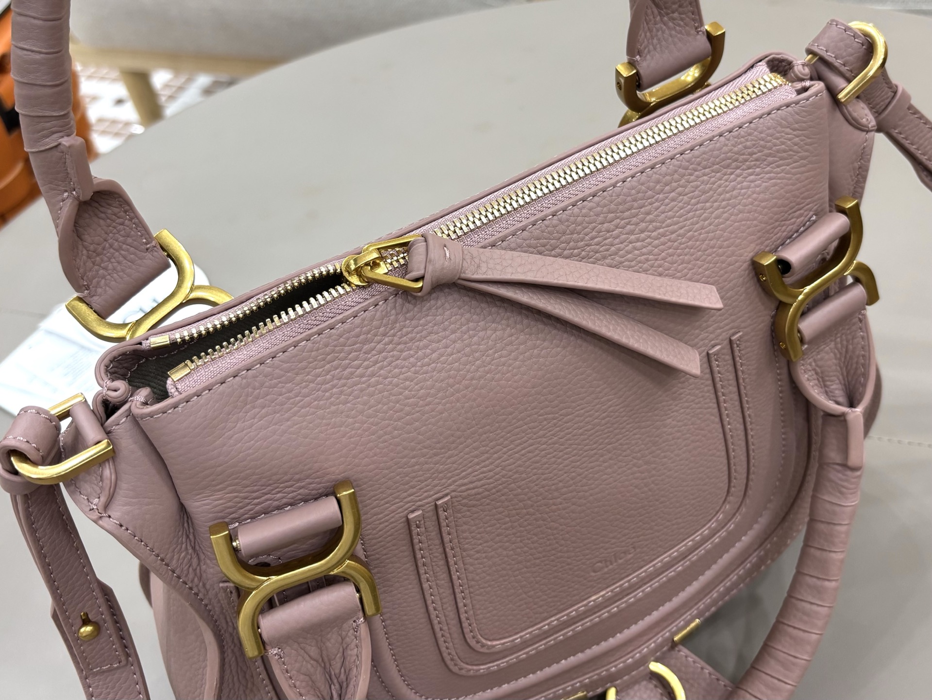 特级版本p600
Chloe x Marcie中号～藕粉色#
经典热卖款！超级实用的包包 
容量不用说，对于职场女性，办公文件之类的笔记本，文件，ipad，日常补妆化妆品，小雨伞，保温杯等都可以放下
皮质很柔软，是柔软粒面小牛皮，内里是帆布里衬
手柄提着很方便，还配有肩带可单肩斜挎
总体还说是低调又不失风情的一款包包p560
1199大号/尺寸36*28*12cm
1199-2中号/尺寸：30*23*10cm
1199-3小号/尺寸：21*16*8cm