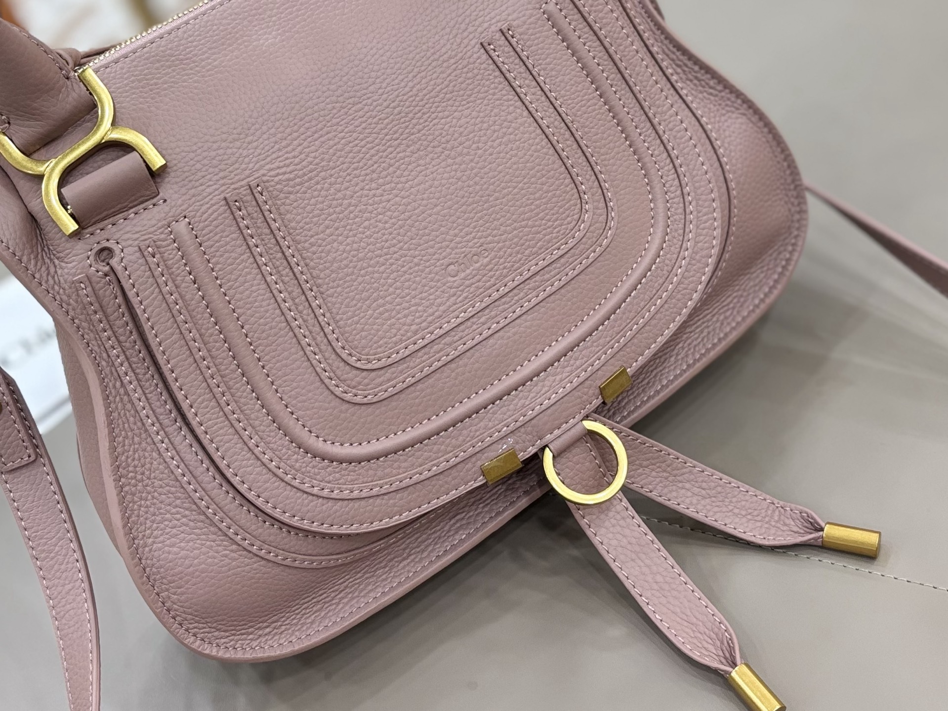 特级版本p600
Chloe x Marcie中号～藕粉色#
经典热卖款！超级实用的包包 
容量不用说，对于职场女性，办公文件之类的笔记本，文件，ipad，日常补妆化妆品，小雨伞，保温杯等都可以放下
皮质很柔软，是柔软粒面小牛皮，内里是帆布里衬
手柄提着很方便，还配有肩带可单肩斜挎
总体还说是低调又不失风情的一款包包p560
1199大号/尺寸36*28*12cm
1199-2中号/尺寸：30*23*10cm
1199-3小号/尺寸：21*16*8cm