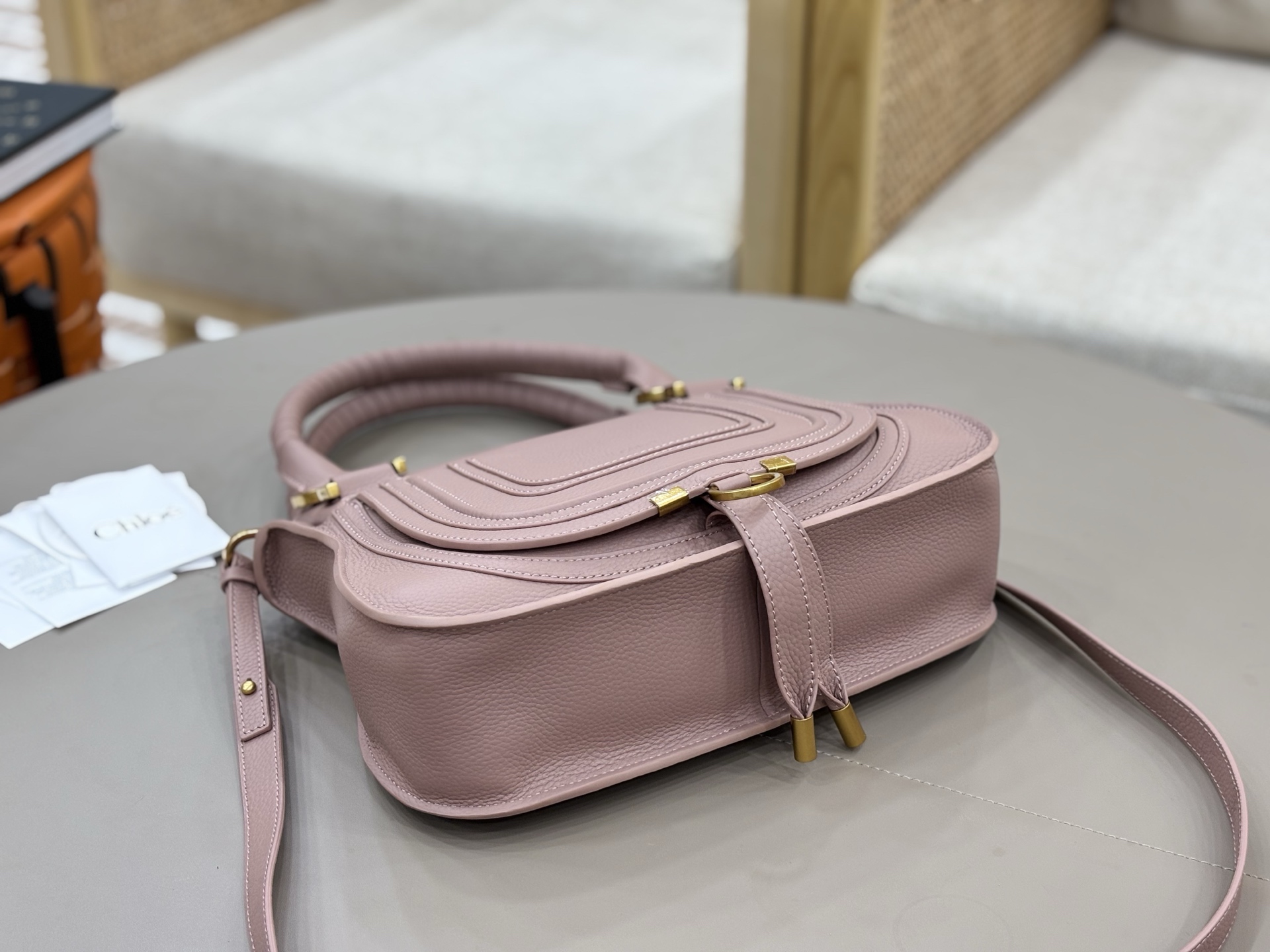 特级版本p600
Chloe x Marcie中号～藕粉色#
经典热卖款！超级实用的包包 
容量不用说，对于职场女性，办公文件之类的笔记本，文件，ipad，日常补妆化妆品，小雨伞，保温杯等都可以放下
皮质很柔软，是柔软粒面小牛皮，内里是帆布里衬
手柄提着很方便，还配有肩带可单肩斜挎
总体还说是低调又不失风情的一款包包p560
1199大号/尺寸36*28*12cm
1199-2中号/尺寸：30*23*10cm
1199-3小号/尺寸：21*16*8cm