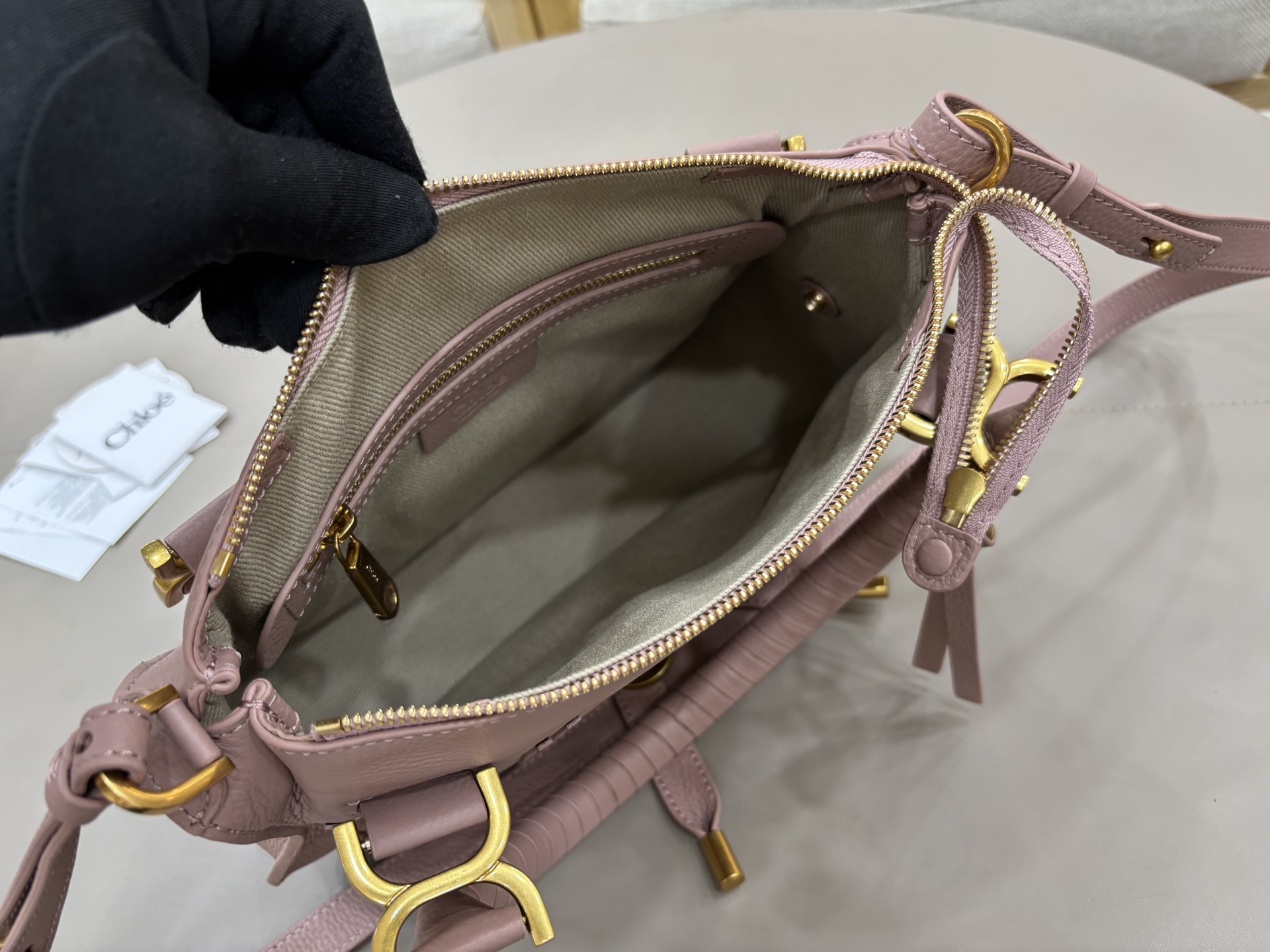 特级版本p600
Chloe x Marcie中号～藕粉色#
经典热卖款！超级实用的包包 
容量不用说，对于职场女性，办公文件之类的笔记本，文件，ipad，日常补妆化妆品，小雨伞，保温杯等都可以放下
皮质很柔软，是柔软粒面小牛皮，内里是帆布里衬
手柄提着很方便，还配有肩带可单肩斜挎
总体还说是低调又不失风情的一款包包p560
1199大号/尺寸36*28*12cm
1199-2中号/尺寸：30*23*10cm
1199-3小号/尺寸：21*16*8cm