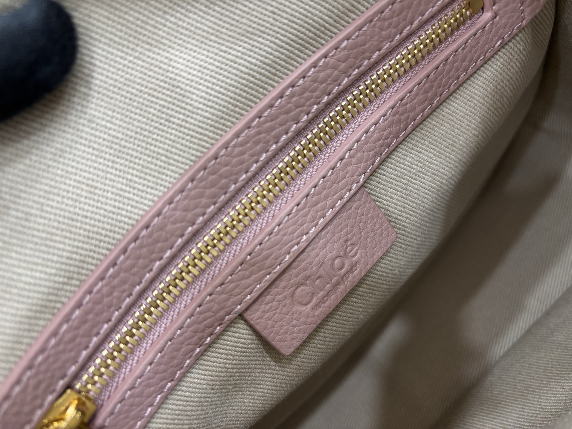 特级版本p600
Chloe x Marcie中号～藕粉色#
经典热卖款！超级实用的包包 
容量不用说，对于职场女性，办公文件之类的笔记本，文件，ipad，日常补妆化妆品，小雨伞，保温杯等都可以放下
皮质很柔软，是柔软粒面小牛皮，内里是帆布里衬
手柄提着很方便，还配有肩带可单肩斜挎
总体还说是低调又不失风情的一款包包p560
1199大号/尺寸36*28*12cm
1199-2中号/尺寸：30*23*10cm
1199-3小号/尺寸：21*16*8cm