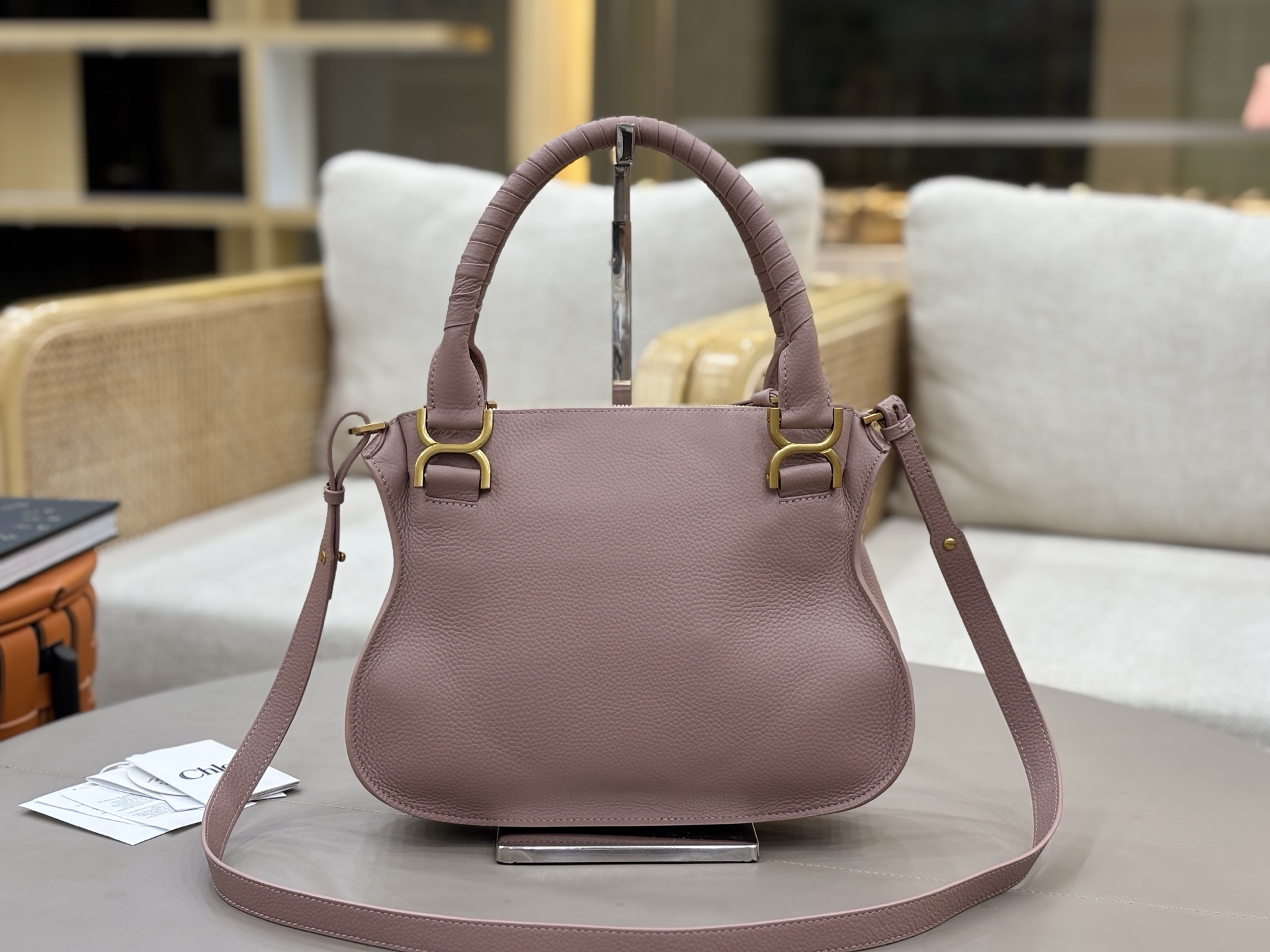 特级版本p600
Chloe x Marcie中号～藕粉色#
经典热卖款！超级实用的包包 
容量不用说，对于职场女性，办公文件之类的笔记本，文件，ipad，日常补妆化妆品，小雨伞，保温杯等都可以放下
皮质很柔软，是柔软粒面小牛皮，内里是帆布里衬
手柄提着很方便，还配有肩带可单肩斜挎
总体还说是低调又不失风情的一款包包p560
1199大号/尺寸36*28*12cm
1199-2中号/尺寸：30*23*10cm
1199-3小号/尺寸：21*16*8cm