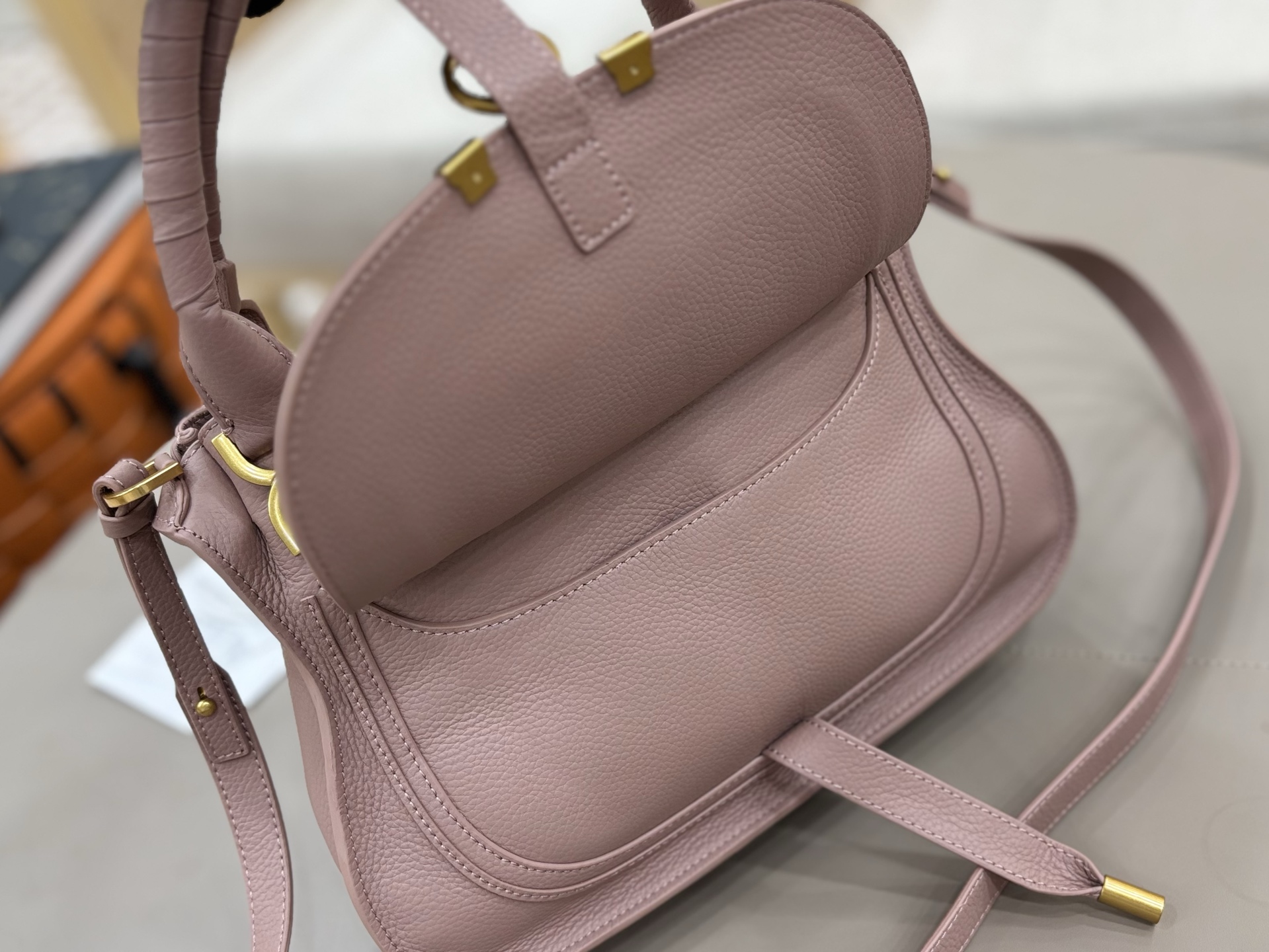 特级版本p600
Chloe x Marcie中号～藕粉色#
经典热卖款！超级实用的包包 
容量不用说，对于职场女性，办公文件之类的笔记本，文件，ipad，日常补妆化妆品，小雨伞，保温杯等都可以放下
皮质很柔软，是柔软粒面小牛皮，内里是帆布里衬
手柄提着很方便，还配有肩带可单肩斜挎
总体还说是低调又不失风情的一款包包p560
1199大号/尺寸36*28*12cm
1199-2中号/尺寸：30*23*10cm
1199-3小号/尺寸：21*16*8cm