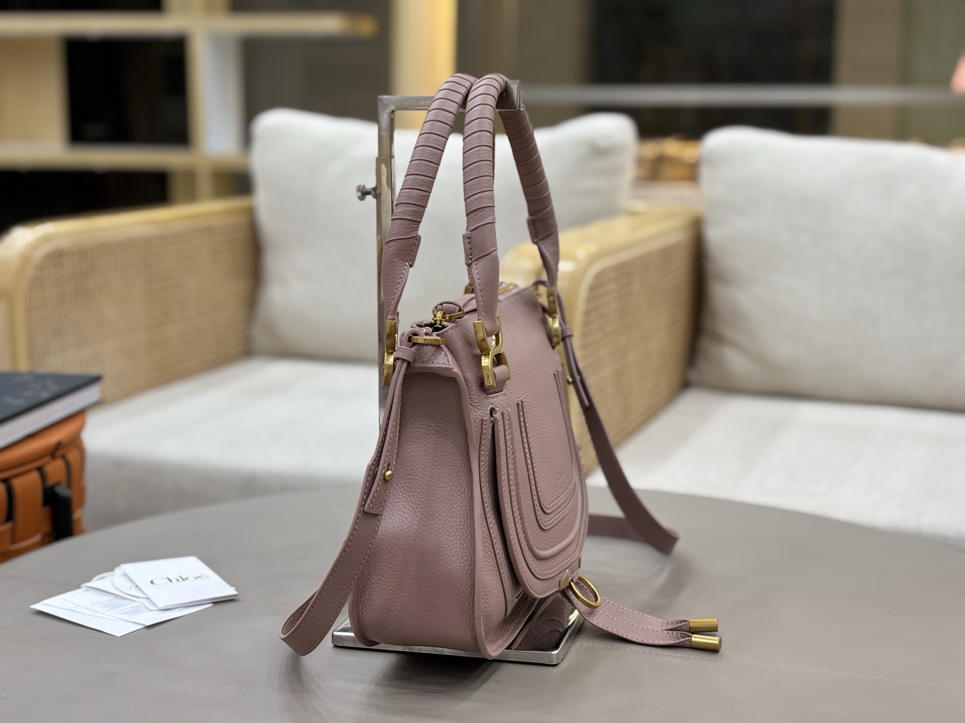 特级版本p600
Chloe x Marcie中号～藕粉色#
经典热卖款！超级实用的包包 
容量不用说，对于职场女性，办公文件之类的笔记本，文件，ipad，日常补妆化妆品，小雨伞，保温杯等都可以放下
皮质很柔软，是柔软粒面小牛皮，内里是帆布里衬
手柄提着很方便，还配有肩带可单肩斜挎
总体还说是低调又不失风情的一款包包p560
1199大号/尺寸36*28*12cm
1199-2中号/尺寸：30*23*10cm
1199-3小号/尺寸：21*16*8cm