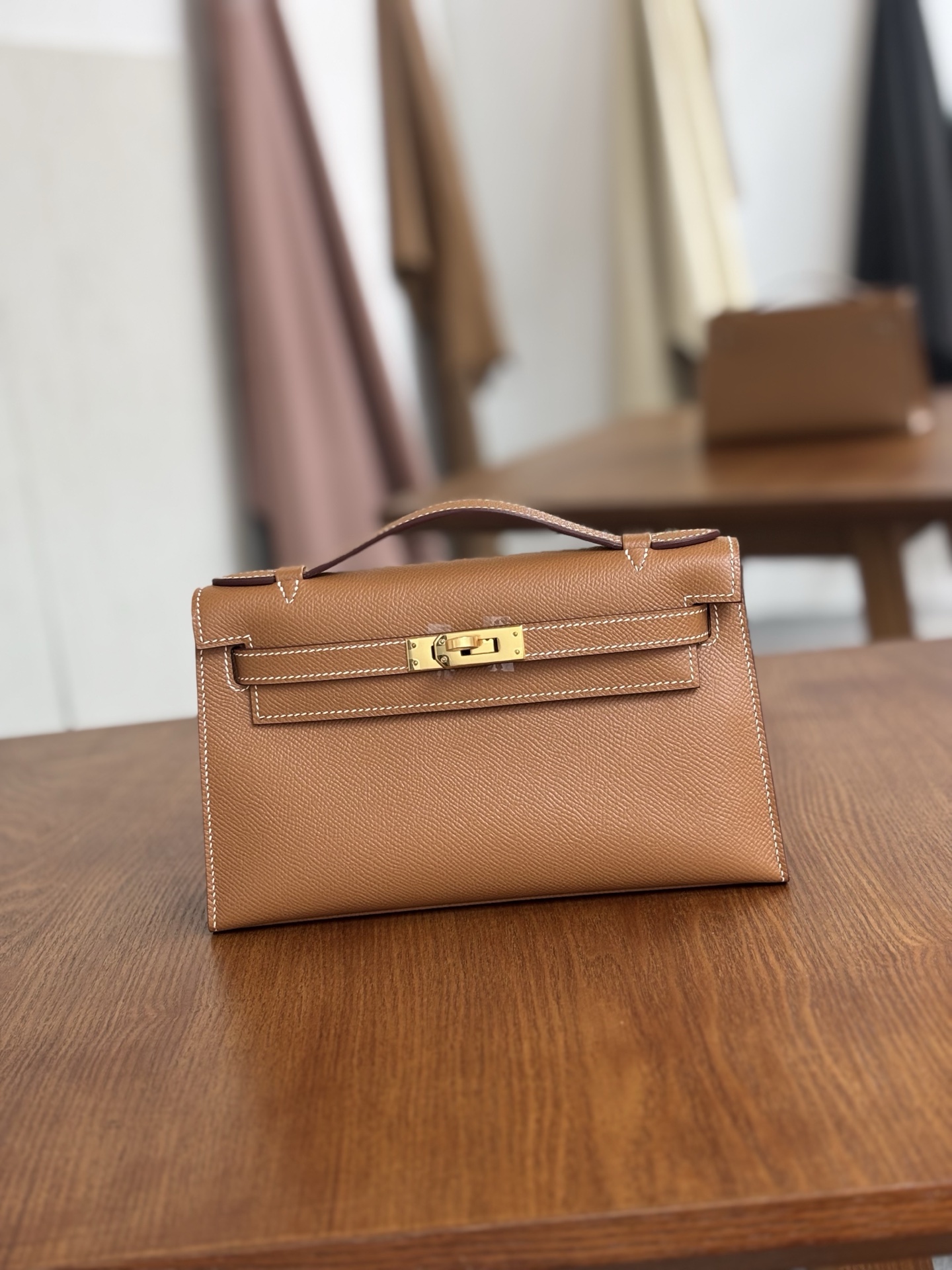 NO:699739,First generation Mini Kelly 22cm, golden brown, gold buckle, imported esom leather, waxed thread, fully hand-stitched, Hermes, hermes, Hermes,19860909一代Mini Kelly 22cm 金棕 金扣 进口esom皮 蜡线全手缝,爱马仕,hermes,Hermes,,Bag