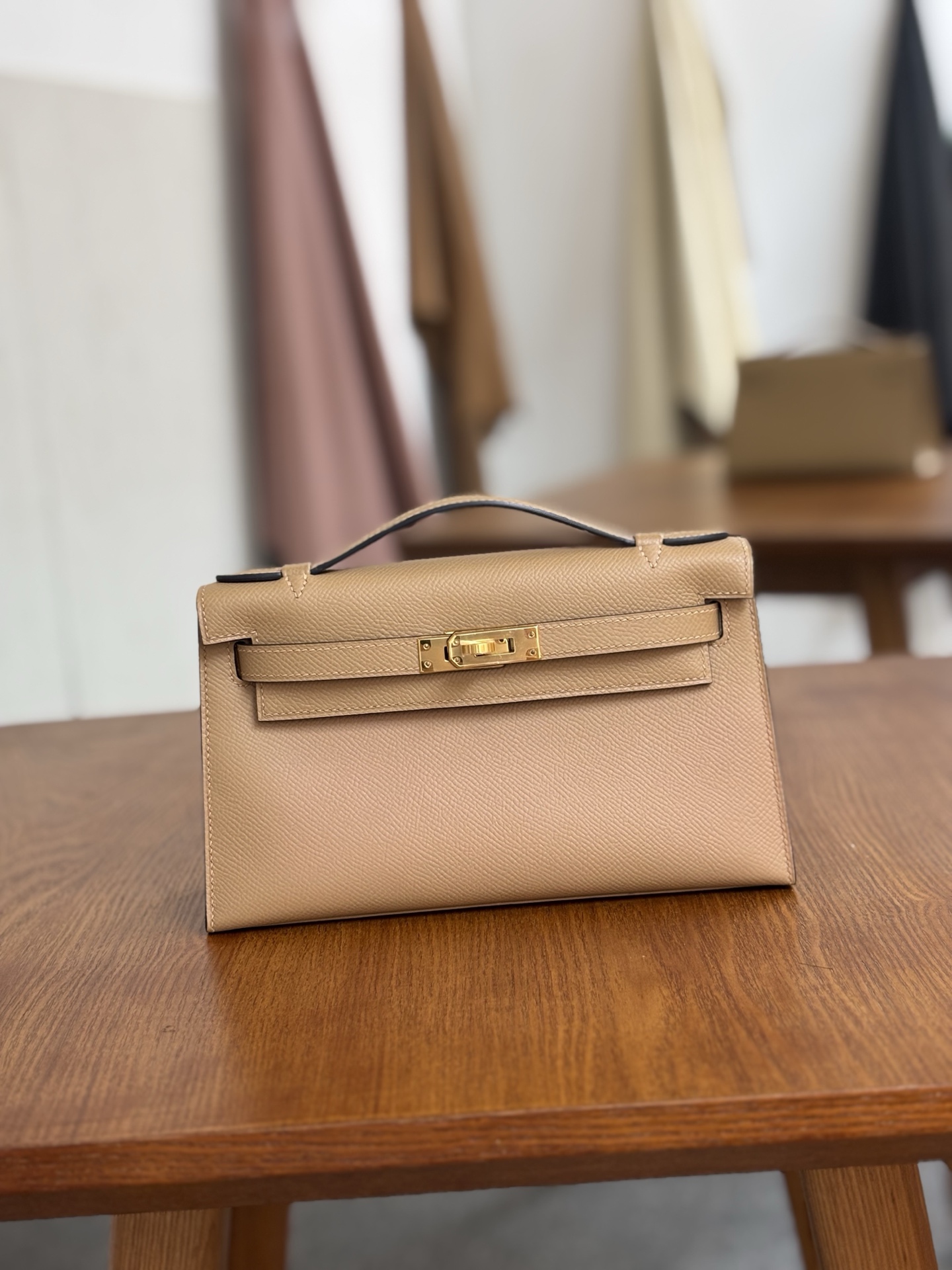NO:699735,First generation Mini Kelly 22cm, milk tea color, gold buckle, imported esom leather, waxed thread, fully hand-stitched, Hermes, hermes, Hermes,19860909一代Mini Kelly 22cm 奶茶色 金扣 进口esom皮 蜡线全手缝,爱马仕,hermes,Hermes,,Bag