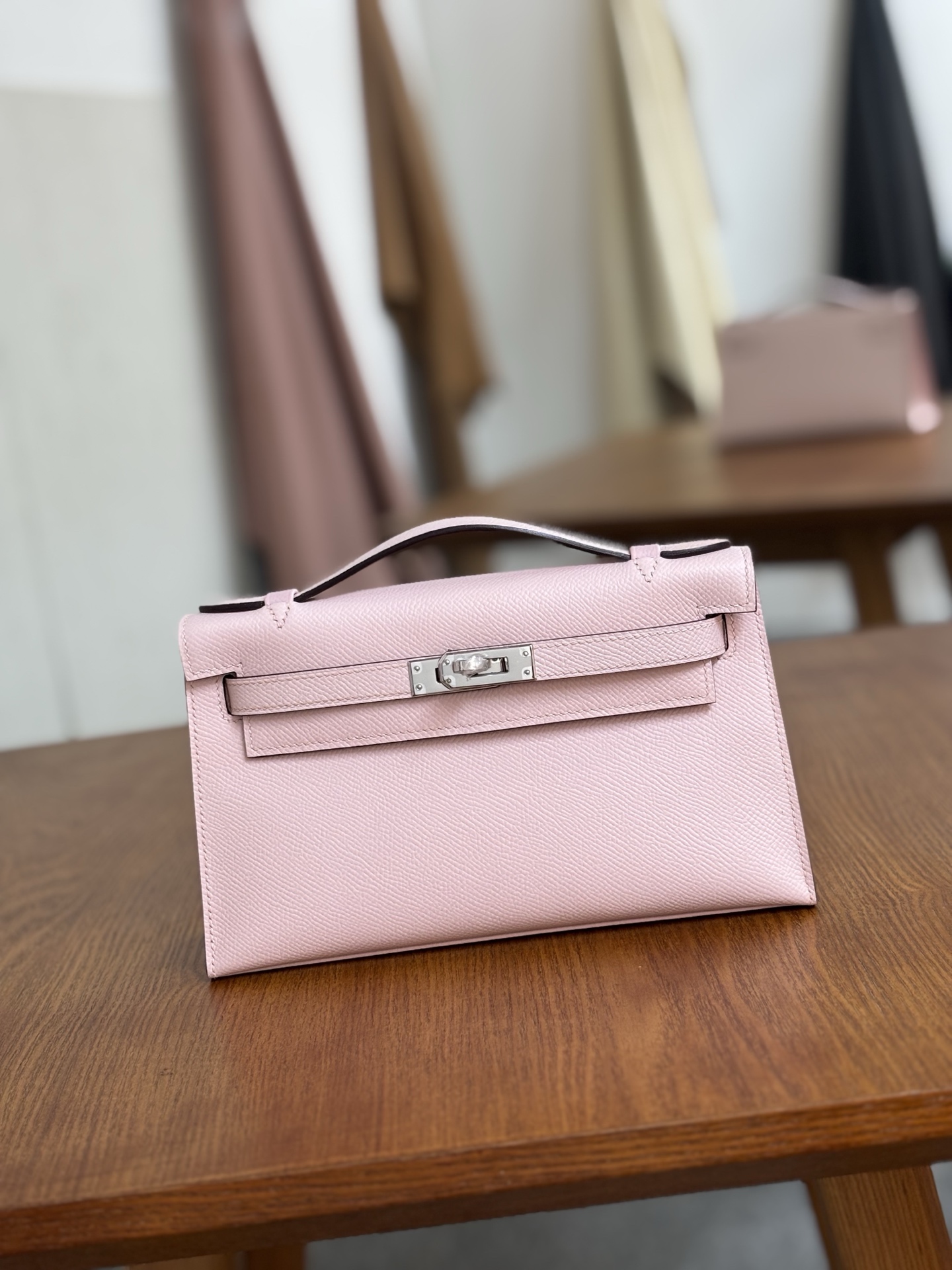 NO:699750,First generation Mini Kelly 22cm 3Q cherry blossom pink silver buckle imported esom leather wax thread full hand sewing, Hermes, hermes, Hermes,19860909一代Mini Kelly 22cm 3Q樱花粉 银扣 进口esom皮 蜡线全手缝,爱马仕,hermes,Hermes,,Bag