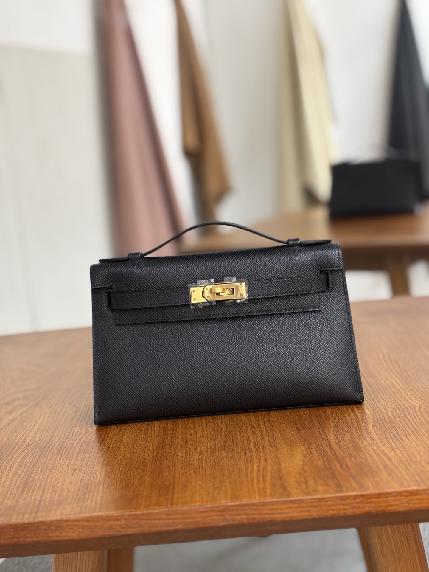 NO:699757,First generation Mini Kelly 22cm black gold buckle imported esom leather waxed thread fully hand sewn, Hermes, hermes, Hermes,19860909一代Mini Kelly 22cm 黑色 金扣 进口esom皮 蜡线全手缝,爱马仕,hermes,Hermes,,Bag
