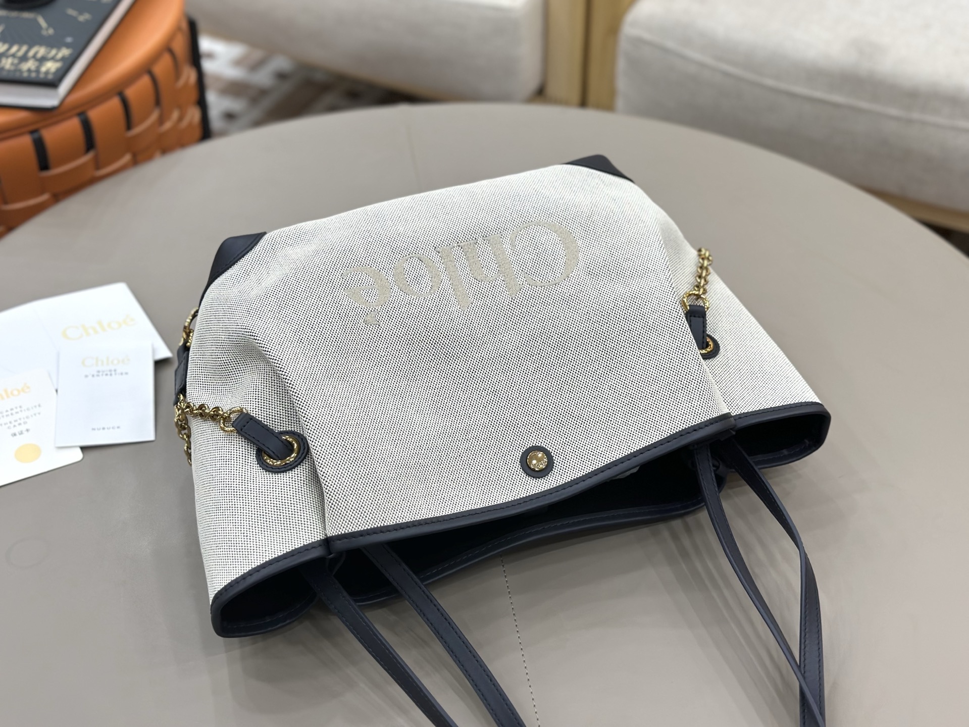 Large size, versatile for all seasons! I'm sure this canvas tote from Chloe will hold my hand!
Linen canvas and cowhide, low-key and textured
The embroidered 🪡 letter logo on the front is simple and not exaggerated, and the gold buckle details are super exquisite photo 1