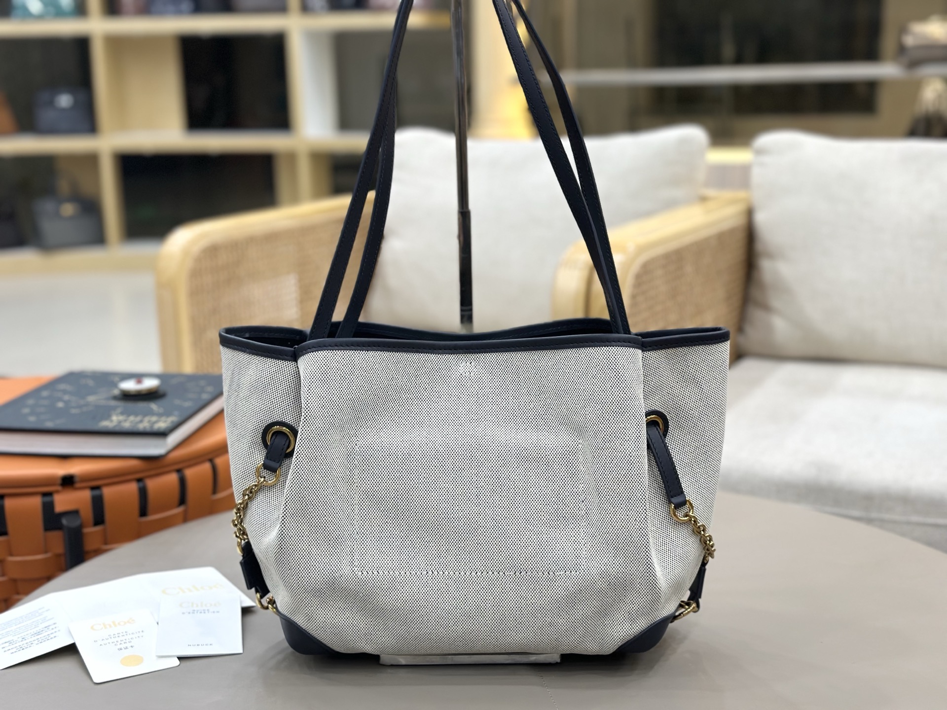 Large size, versatile for all seasons! I'm sure this canvas tote from Chloe will hold my hand!
Linen canvas and cowhide, low-key and textured
The embroidered 🪡 letter logo on the front is simple and not exaggerated, and the gold buckle details are super exquisite photo 2