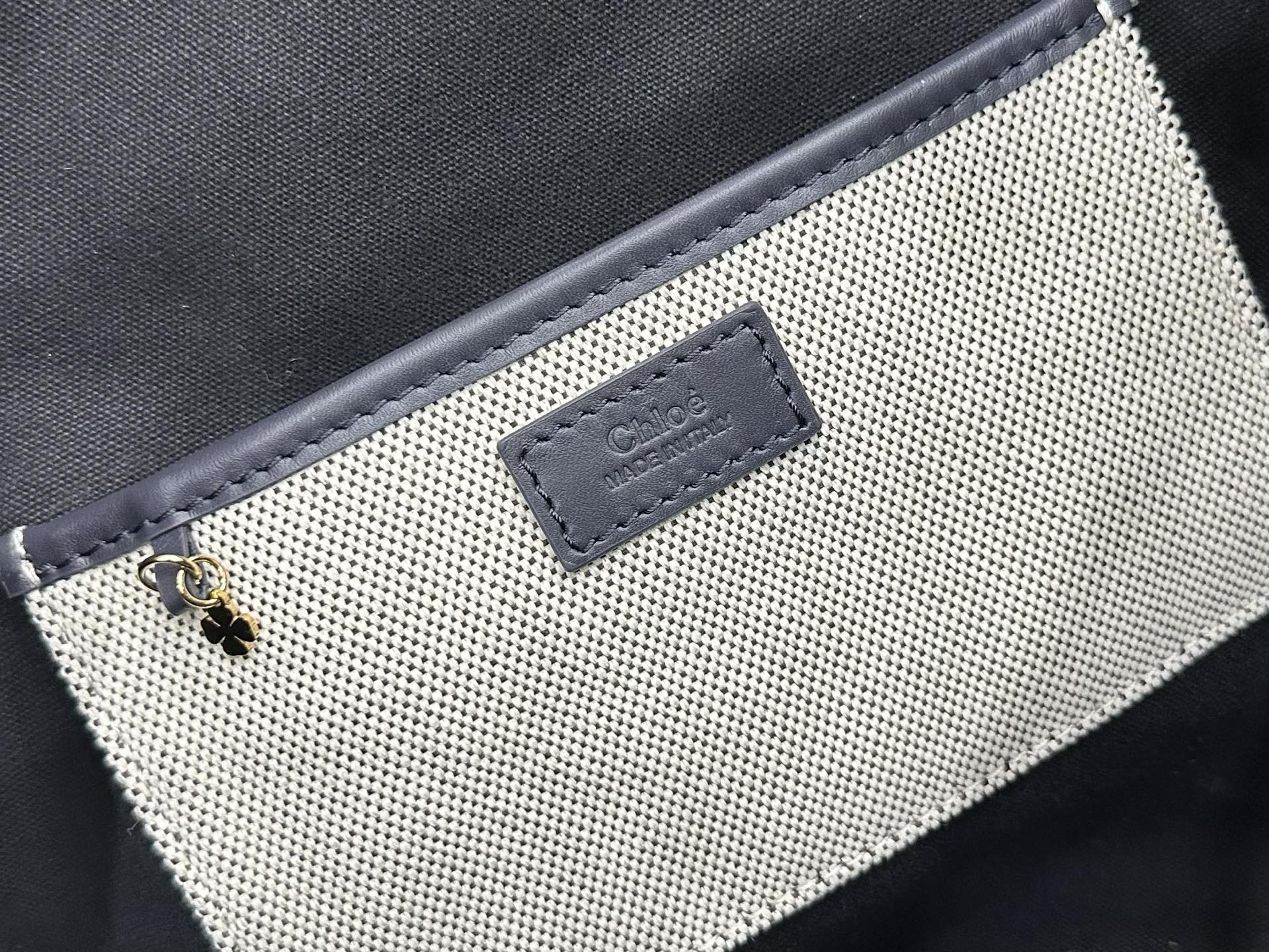 Large size, versatile for all seasons! I'm sure this canvas tote from Chloe will hold my hand!
Linen canvas and cowhide, low-key and textured
The embroidered 🪡 letter logo on the front is simple and not exaggerated, and the gold buckle details are super exquisite photo 4
