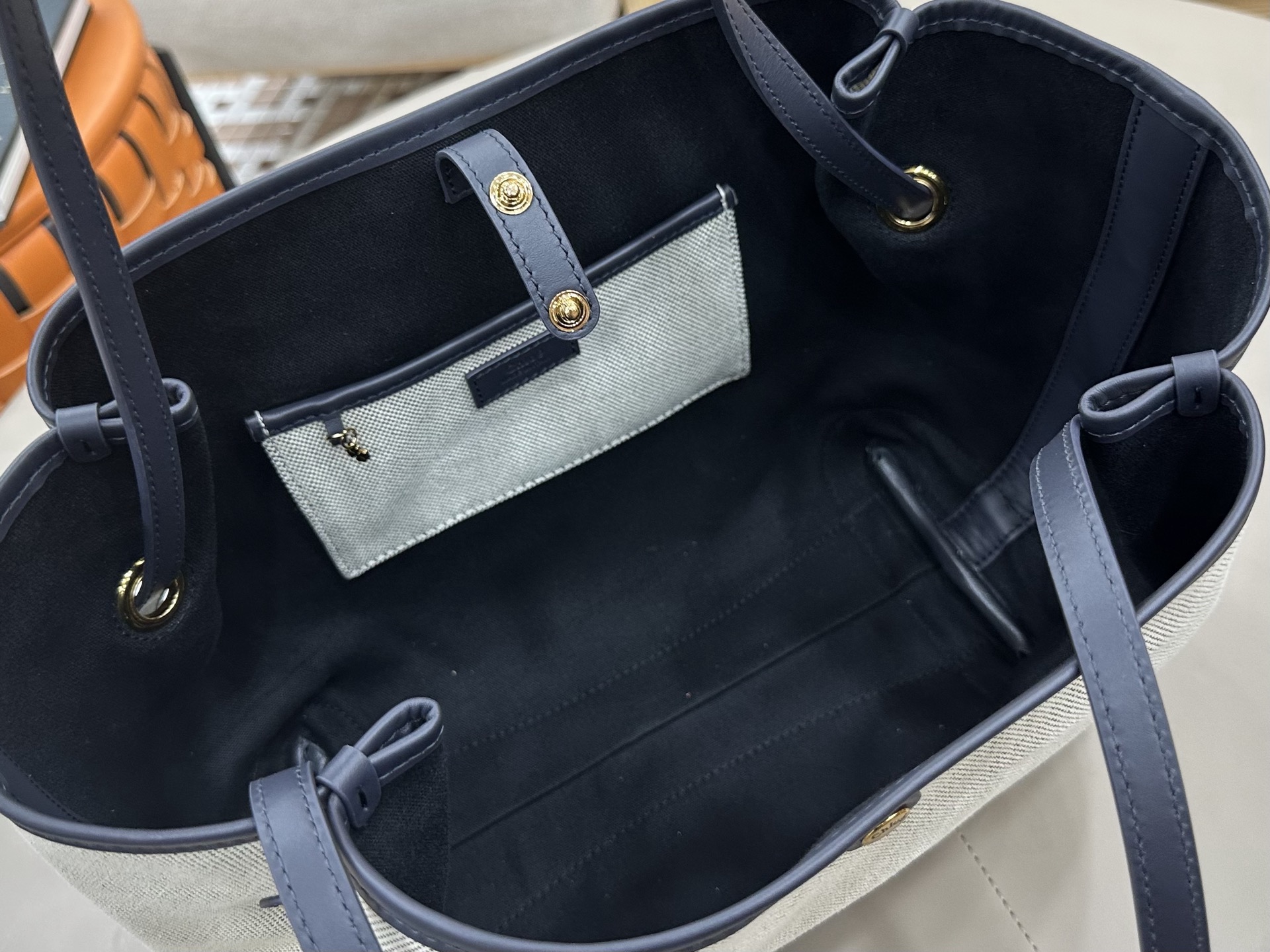 Large size, versatile for all seasons! I'm sure this canvas tote from Chloe will hold my hand!
Linen canvas and cowhide, low-key and textured
The embroidered 🪡 letter logo on the front is simple and not exaggerated, and the gold buckle details are super exquisite photo 6