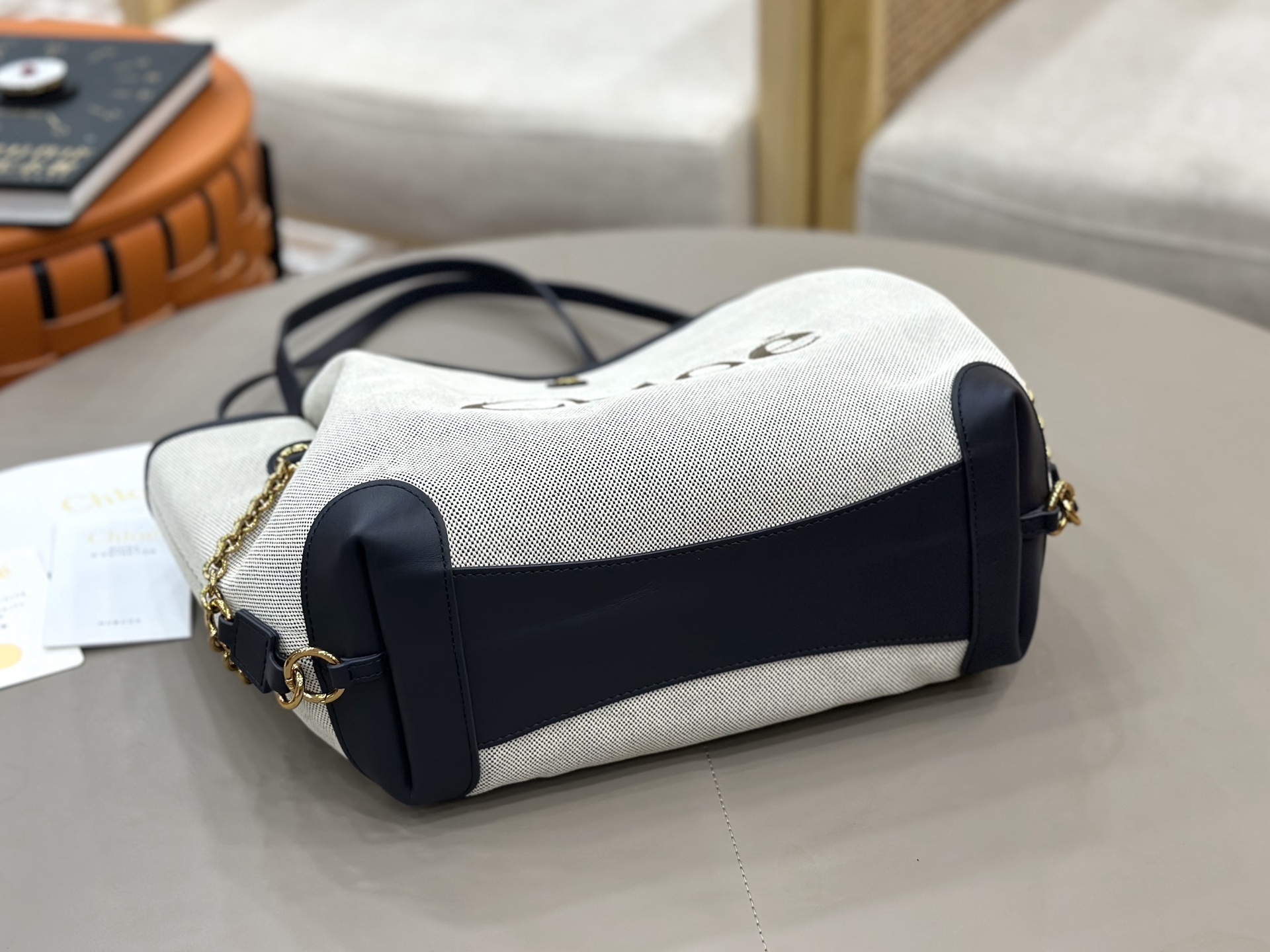 Large size, versatile for all seasons! I'm sure this canvas tote from Chloe will hold my hand!
Linen canvas and cowhide, low-key and textured
The embroidered 🪡 letter logo on the front is simple and not exaggerated, and the gold buckle details are super exquisite photo 8