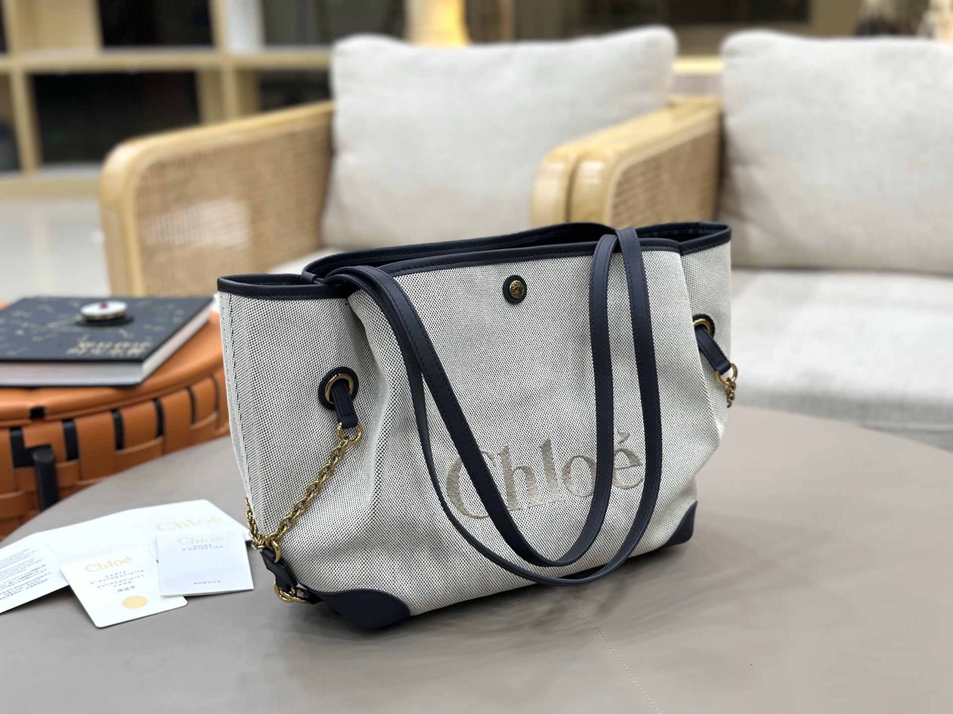 Large size, versatile for all seasons! I'm sure this canvas tote from Chloe will hold my hand!
Linen canvas and cowhide, low-key and textured
The embroidered 🪡 letter logo on the front is simple and not exaggerated, and the gold buckle details are super exquisite photo 9