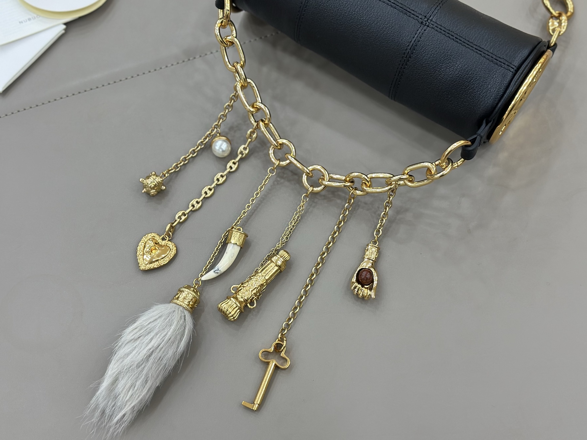 Chloe Gravity Show Handbag​​
🖤Chloe gravity show handbag, imported goat leather + metal chain, full of retro and modern feel✨ photo 3