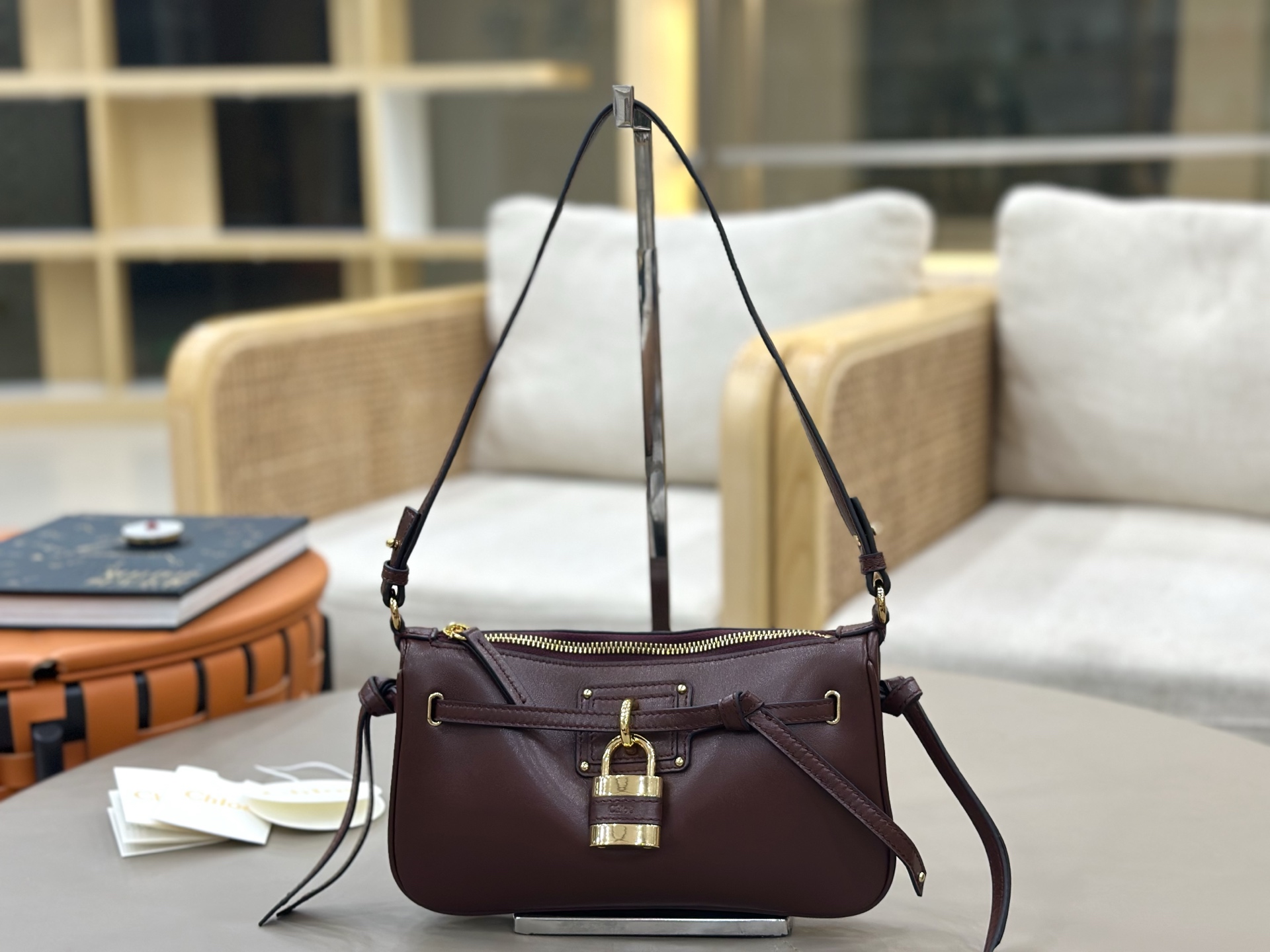 Chloé Paddington lock bag series! burgundy
The Chloé Paddington lock bag is a modern interpretation of the brand's classic series, this one is from the 2026 autumn and winter series