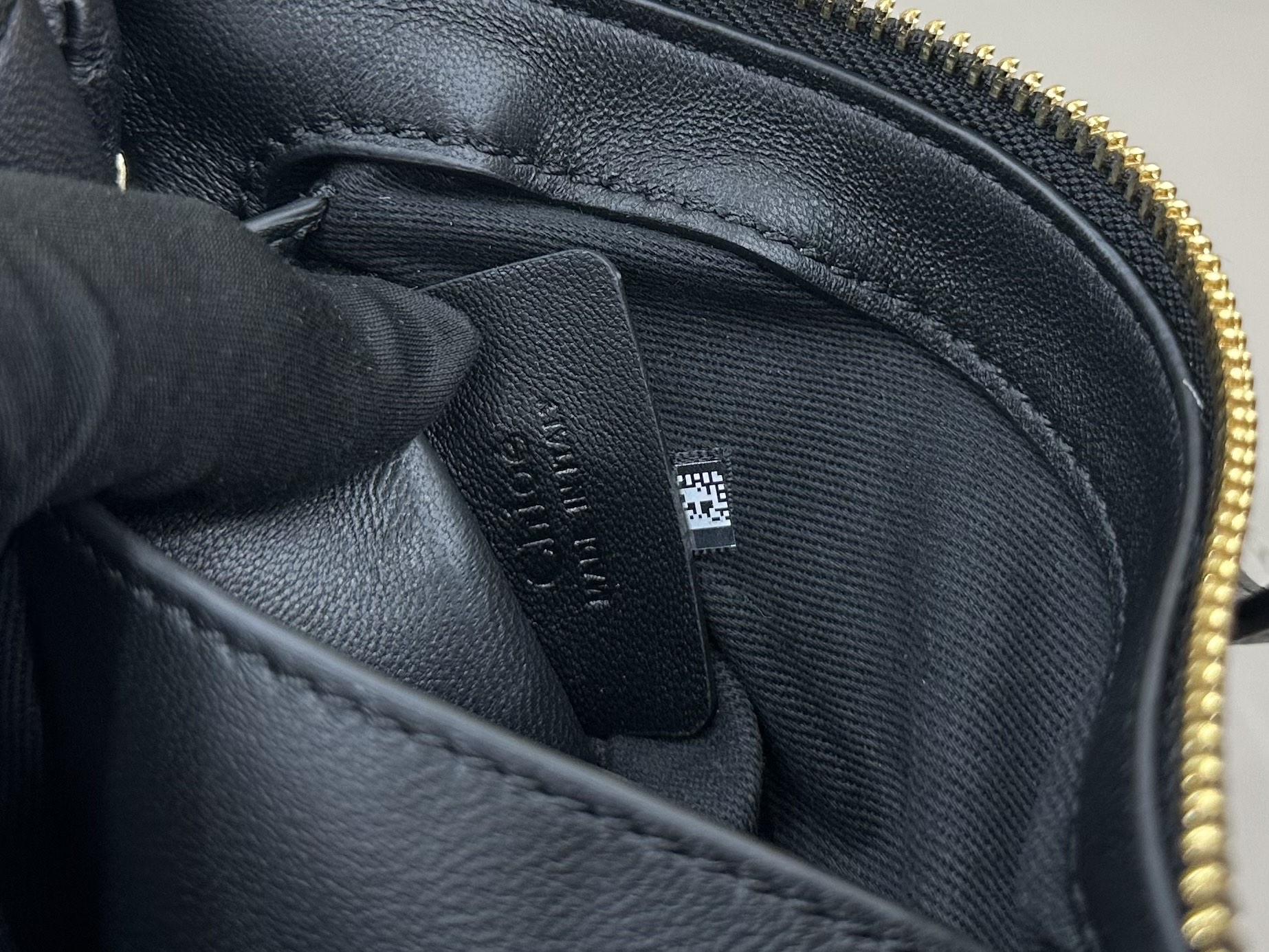 Chloé Paddington lock bag series! ​Black
The Chloé Paddington lock bag is a modern interpretation of the brand's classic series, this one is from the 2026 autumn and winter series photo 1