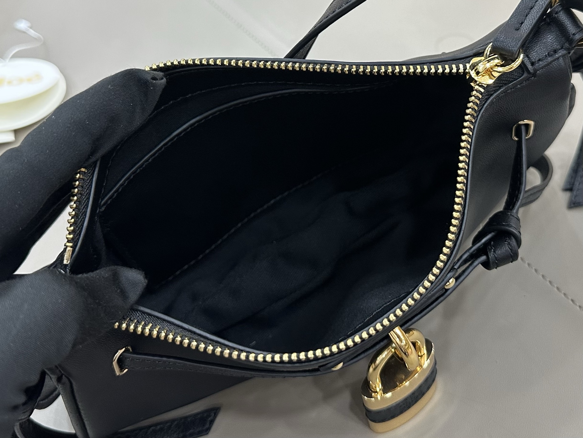 Chloé Paddington lock bag series! ​Black
The Chloé Paddington lock bag is a modern interpretation of the brand's classic series, this one is from the 2026 autumn and winter series photo 2