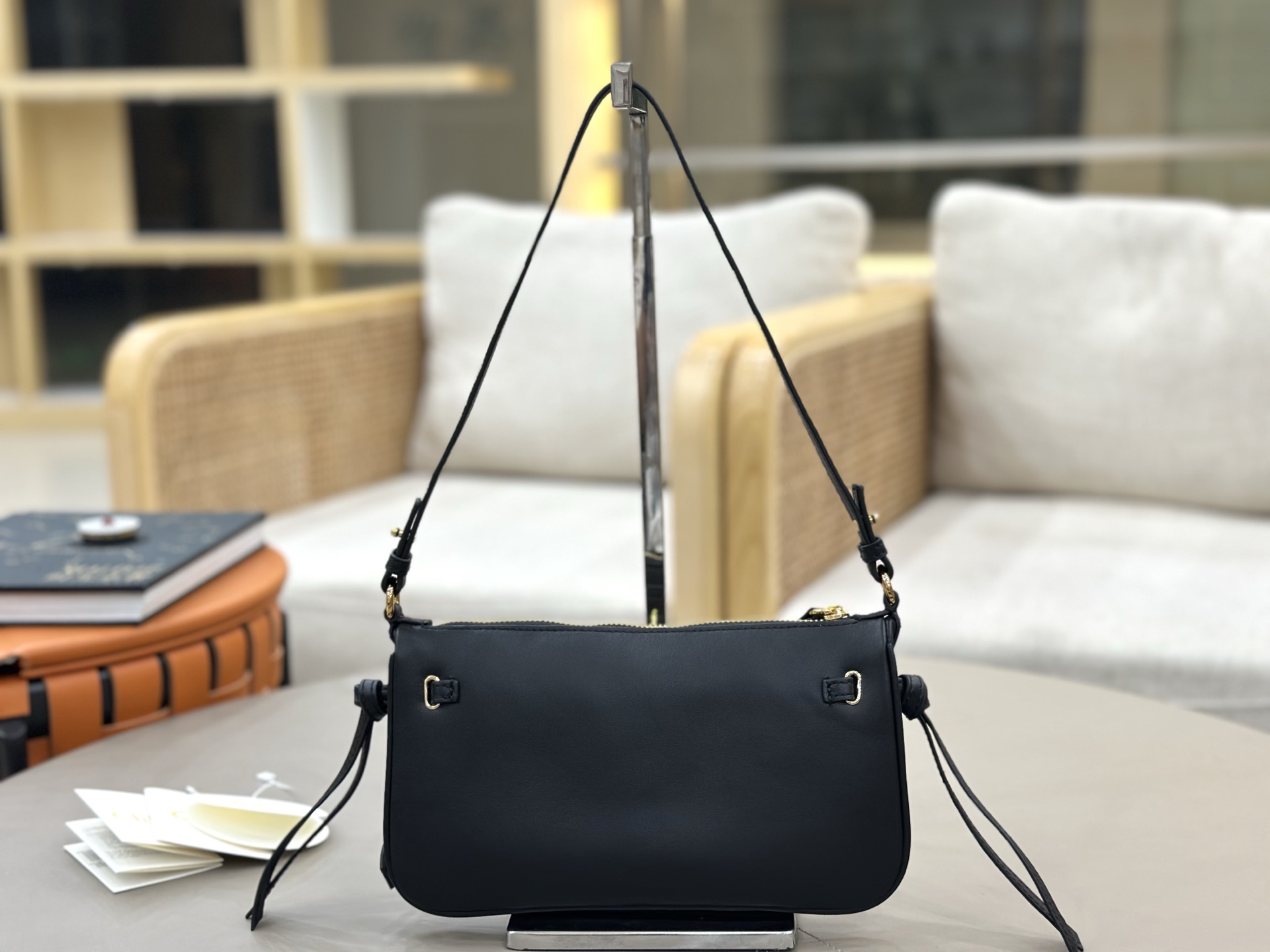 Chloé Paddington lock bag series! ​Black
The Chloé Paddington lock bag is a modern interpretation of the brand's classic series, this one is from the 2026 autumn and winter series photo 3