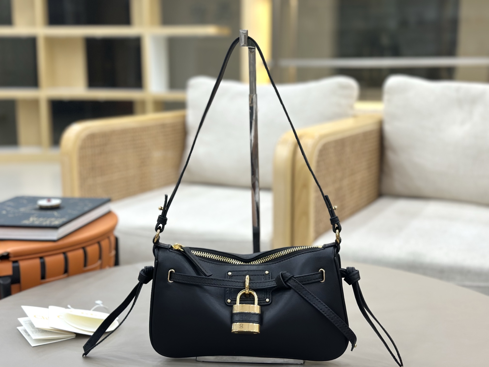 Chloé Paddington lock bag series! Black
The Chloé Paddington lock bag is a modern interpretation of the brand's classic series, this one is from the 2026 autumn and winter series