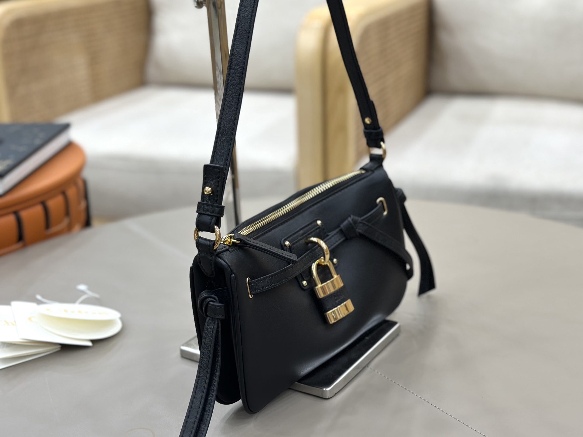 Chloé Paddington lock bag series! ​Black
The Chloé Paddington lock bag is a modern interpretation of the brand's classic series, this one is from the 2026 autumn and winter series photo 5