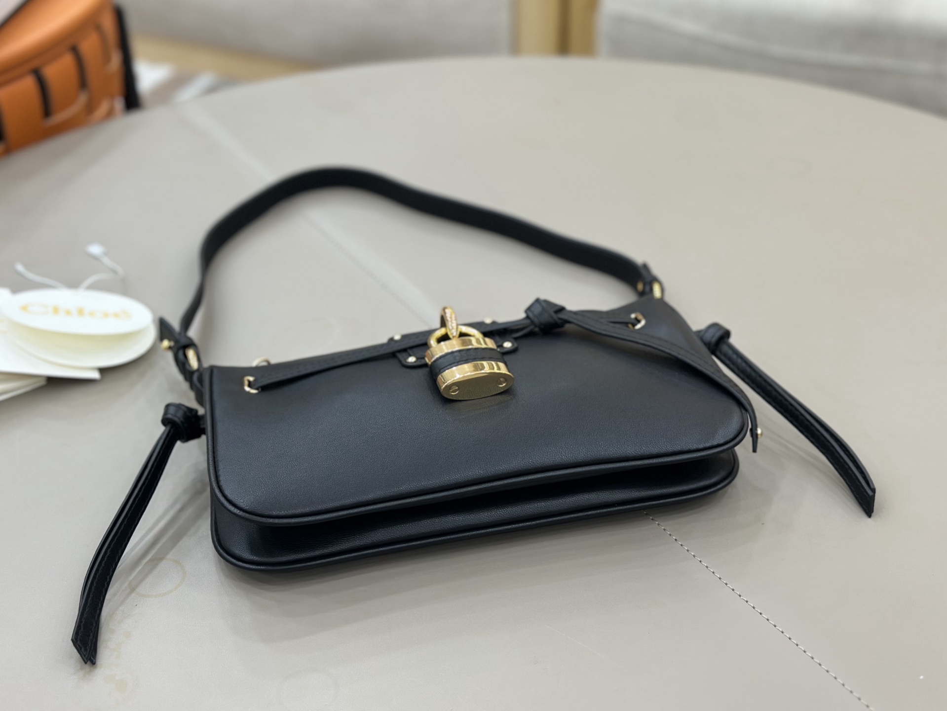 Chloé Paddington lock bag series! ​Black
The Chloé Paddington lock bag is a modern interpretation of the brand's classic series, this one is from the 2026 autumn and winter series photo 6