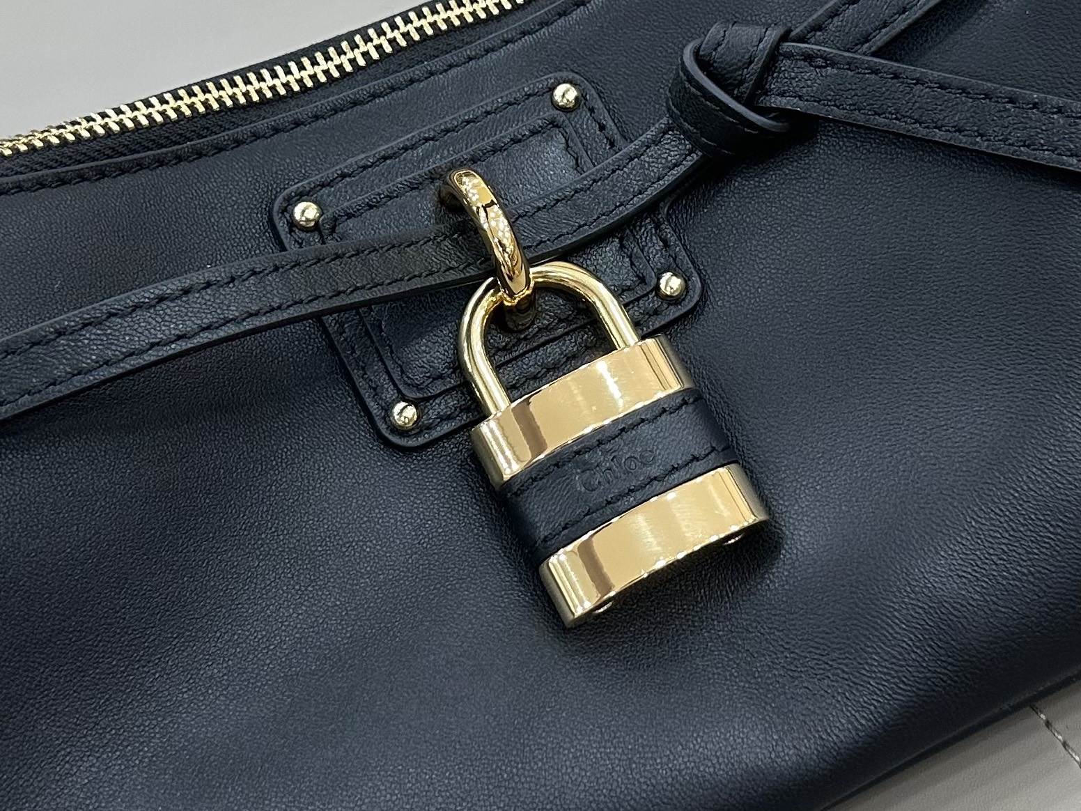 Chloé Paddington lock bag series! ​Black
The Chloé Paddington lock bag is a modern interpretation of the brand's classic series, this one is from the 2026 autumn and winter series photo 7