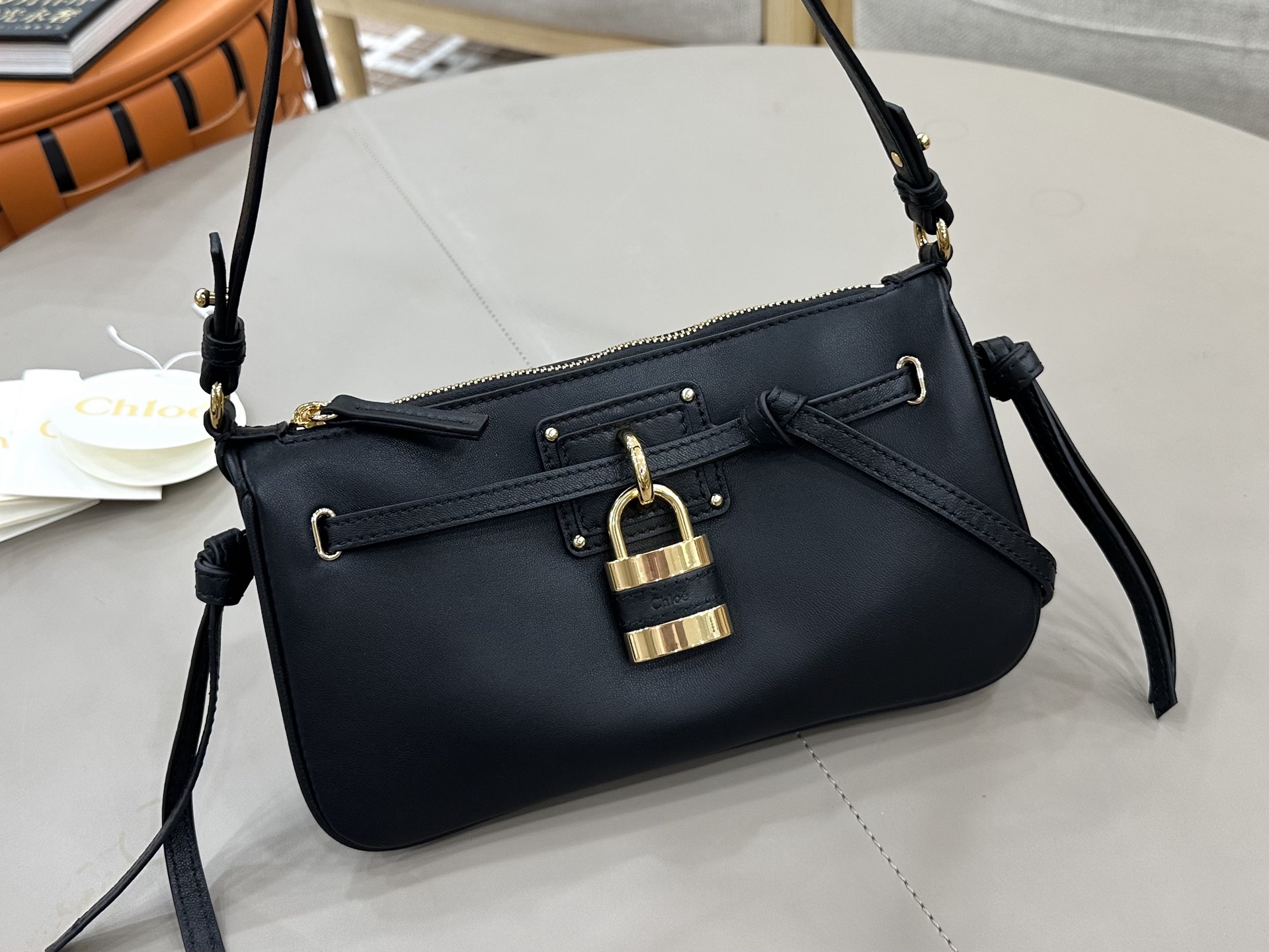 Chloé Paddington lock bag series! ​Black
The Chloé Paddington lock bag is a modern interpretation of the brand's classic series, this one is from the 2026 autumn and winter series photo 8
